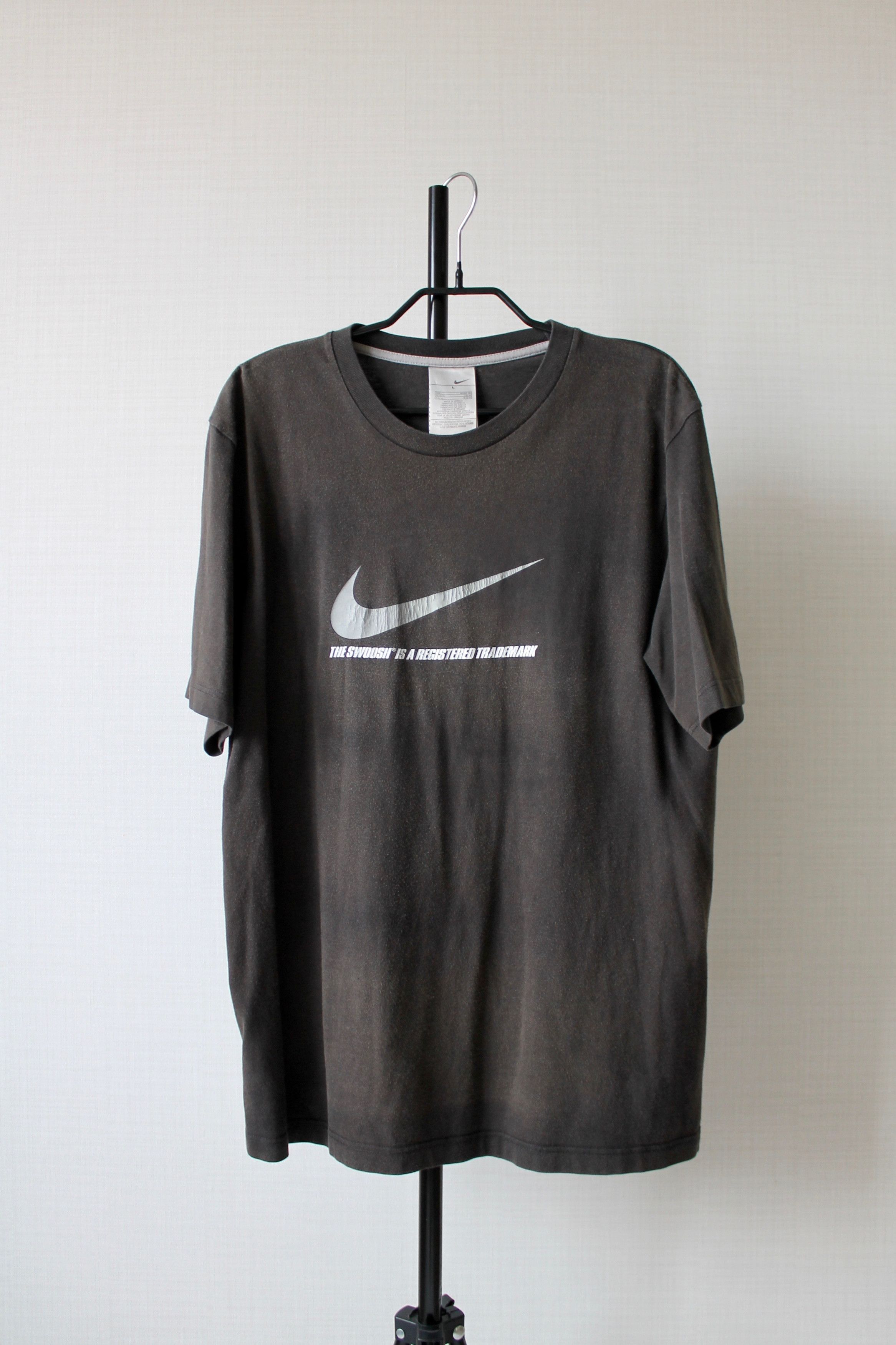Nike NIKE Big Swoosh Vintage Sun Faded t-shirt TRASHED Size US L / EU 52-54 / 3 - 1 Thumbnail