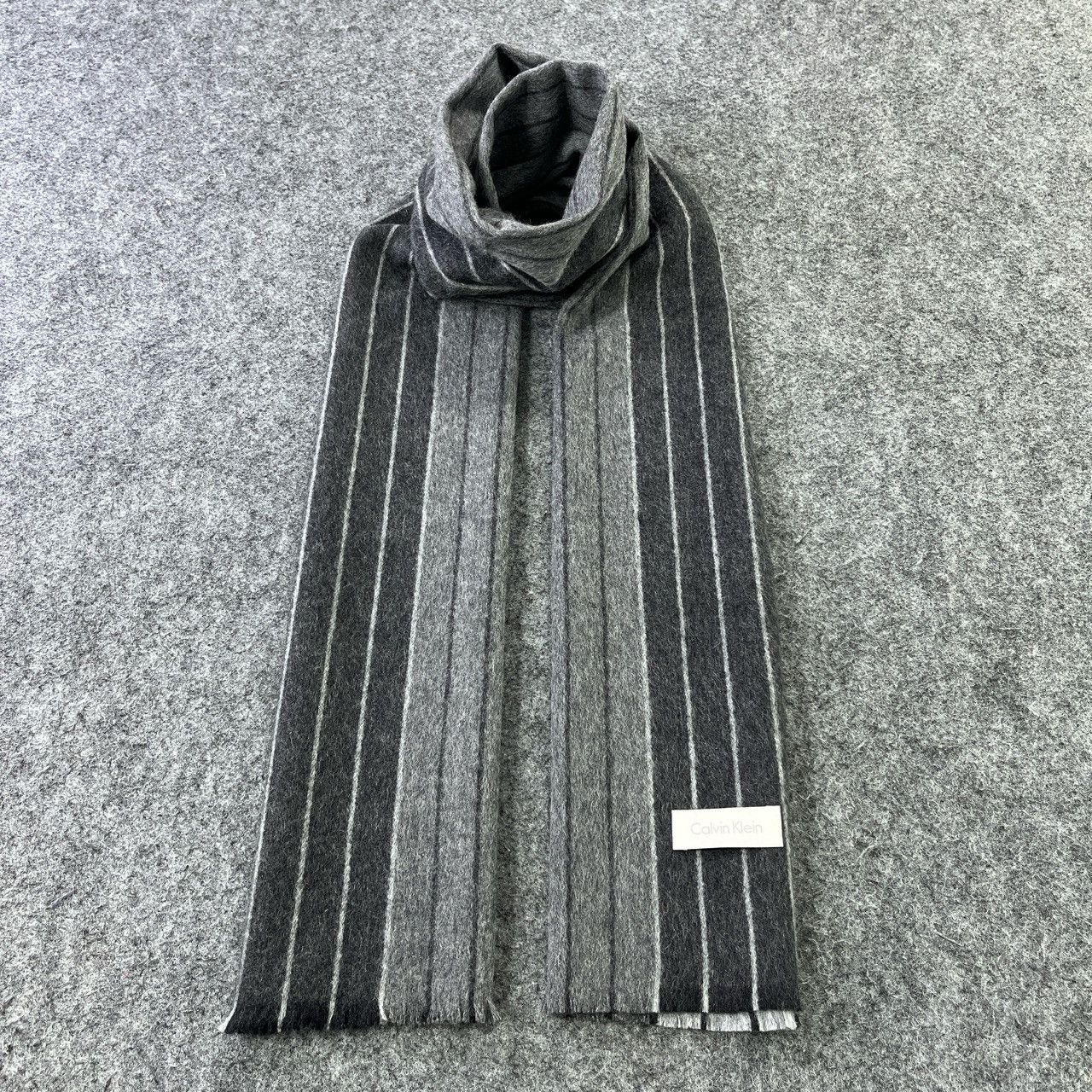 Calvin Klein Calvin Klein Scarf / Muffler / Neckwear T590 Size ONE SIZE - 1 Thumbnail
