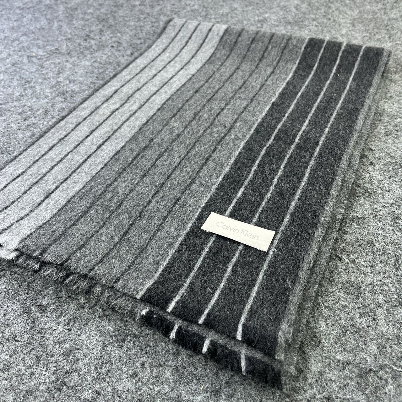 Calvin Klein Calvin Klein Scarf / Muffler / Neckwear T590 Size ONE SIZE - 5 Thumbnail