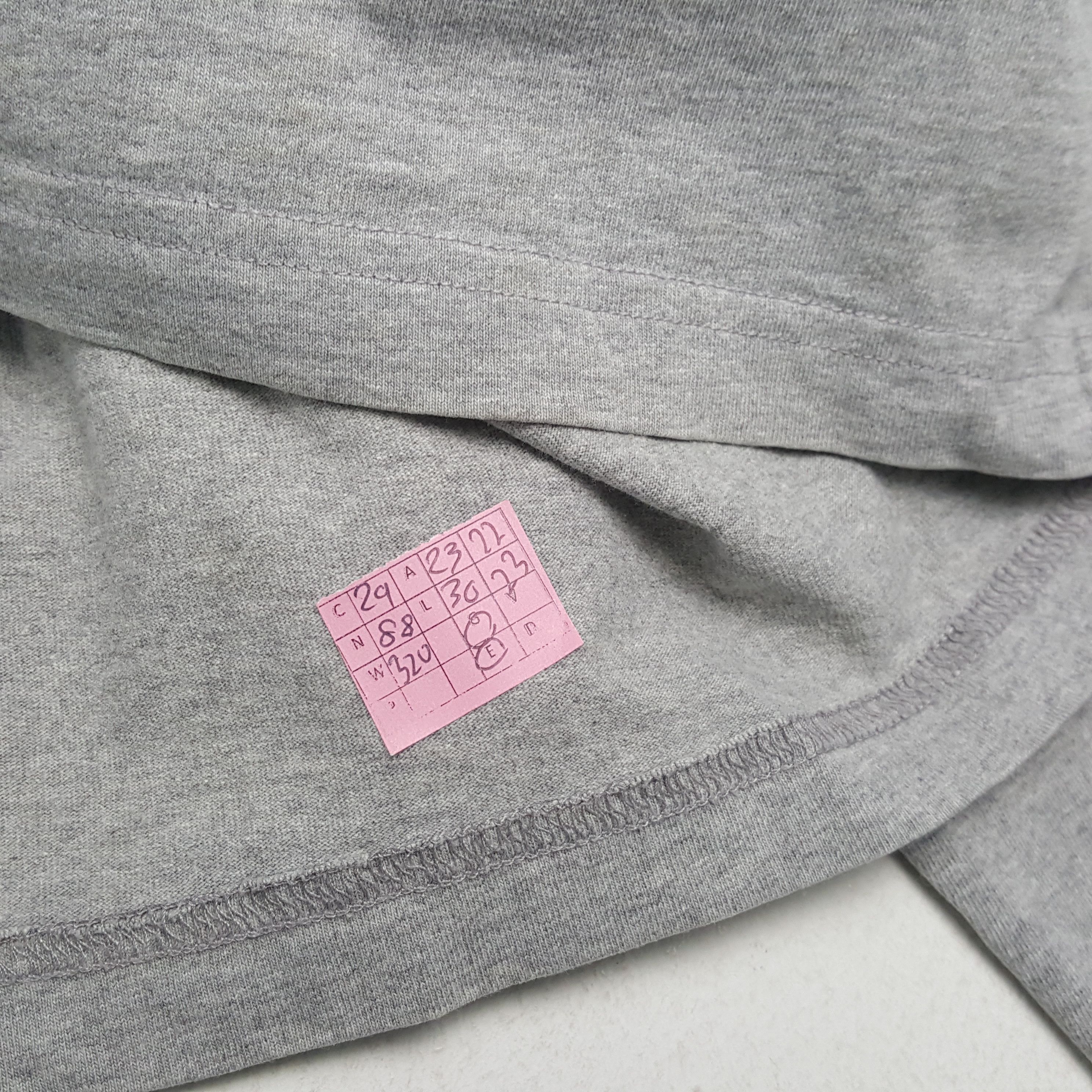 Nike NIKE Streetwear Style Center Logo Design Vintage Tshirt Size US L / EU 52-54 / 3 - 6 Thumbnail