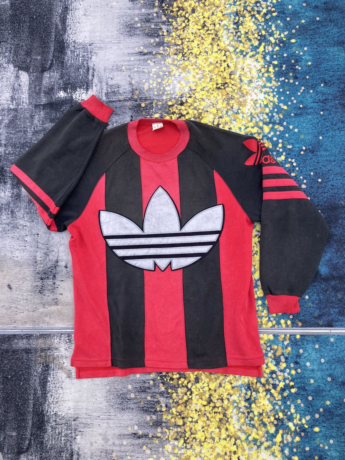 DISTRESSED ADIDAS VINTAGE BIG LOGO