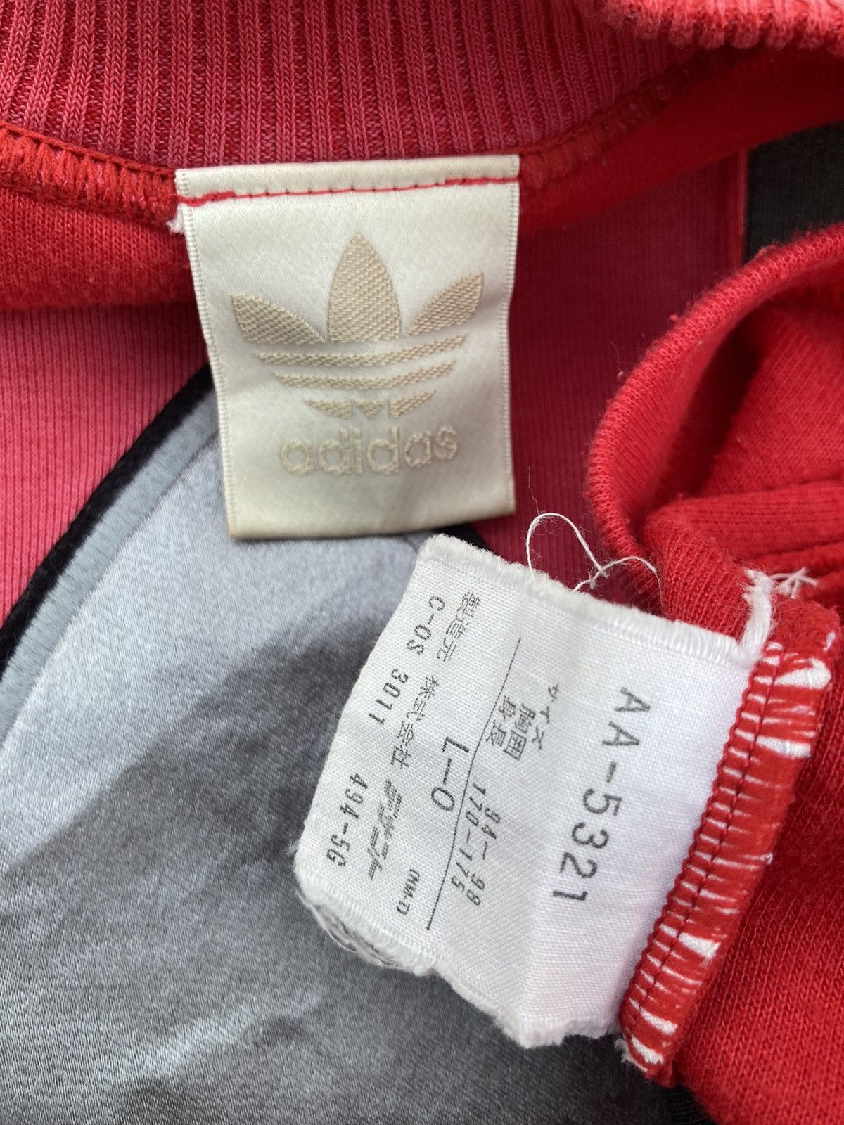 DISTRESSED ADIDAS VINTAGE BIG LOGO