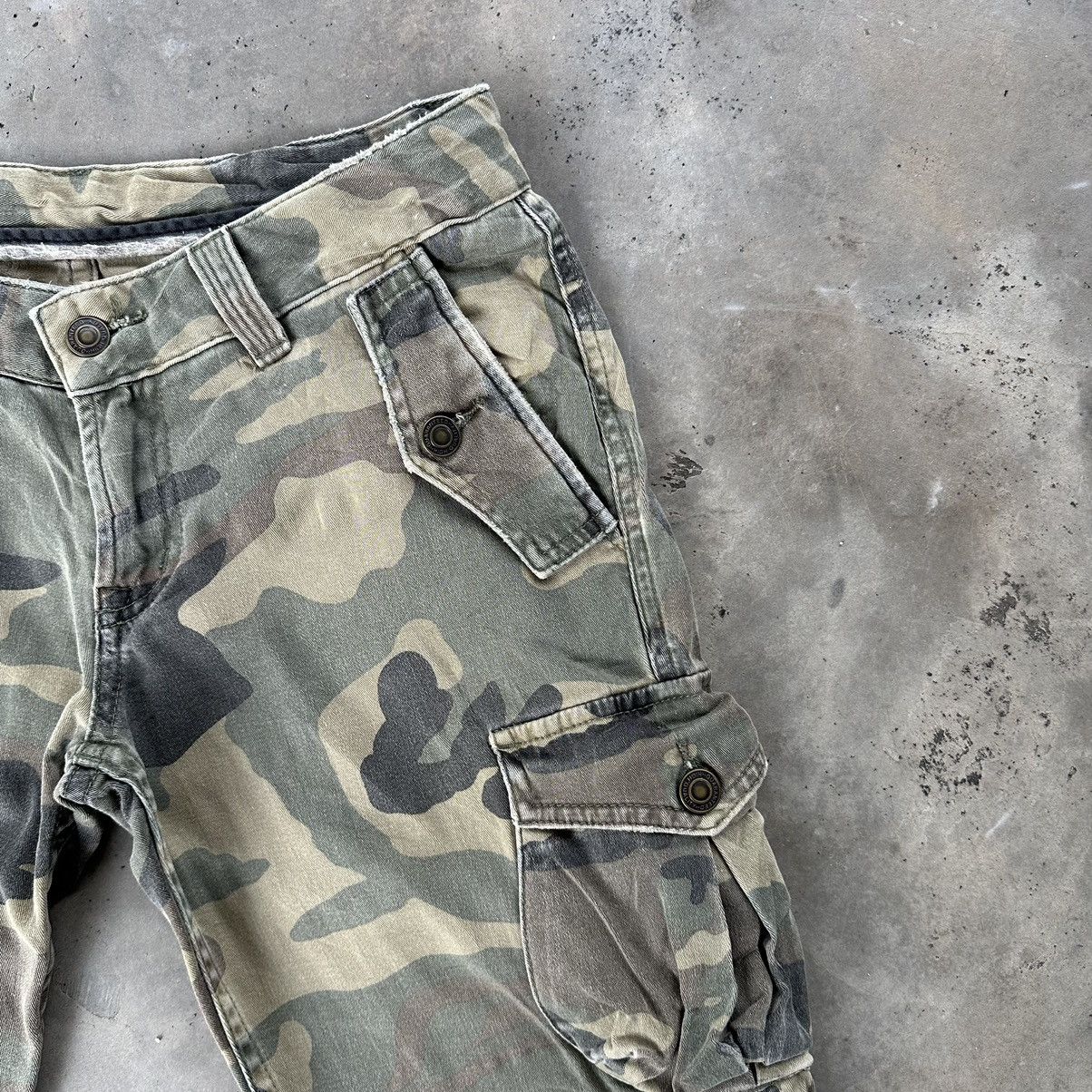 Japanese Brand Vintage Japanese Japan Camo Faded Tactical Cargo Pants Size US 29 - 4 Thumbnail