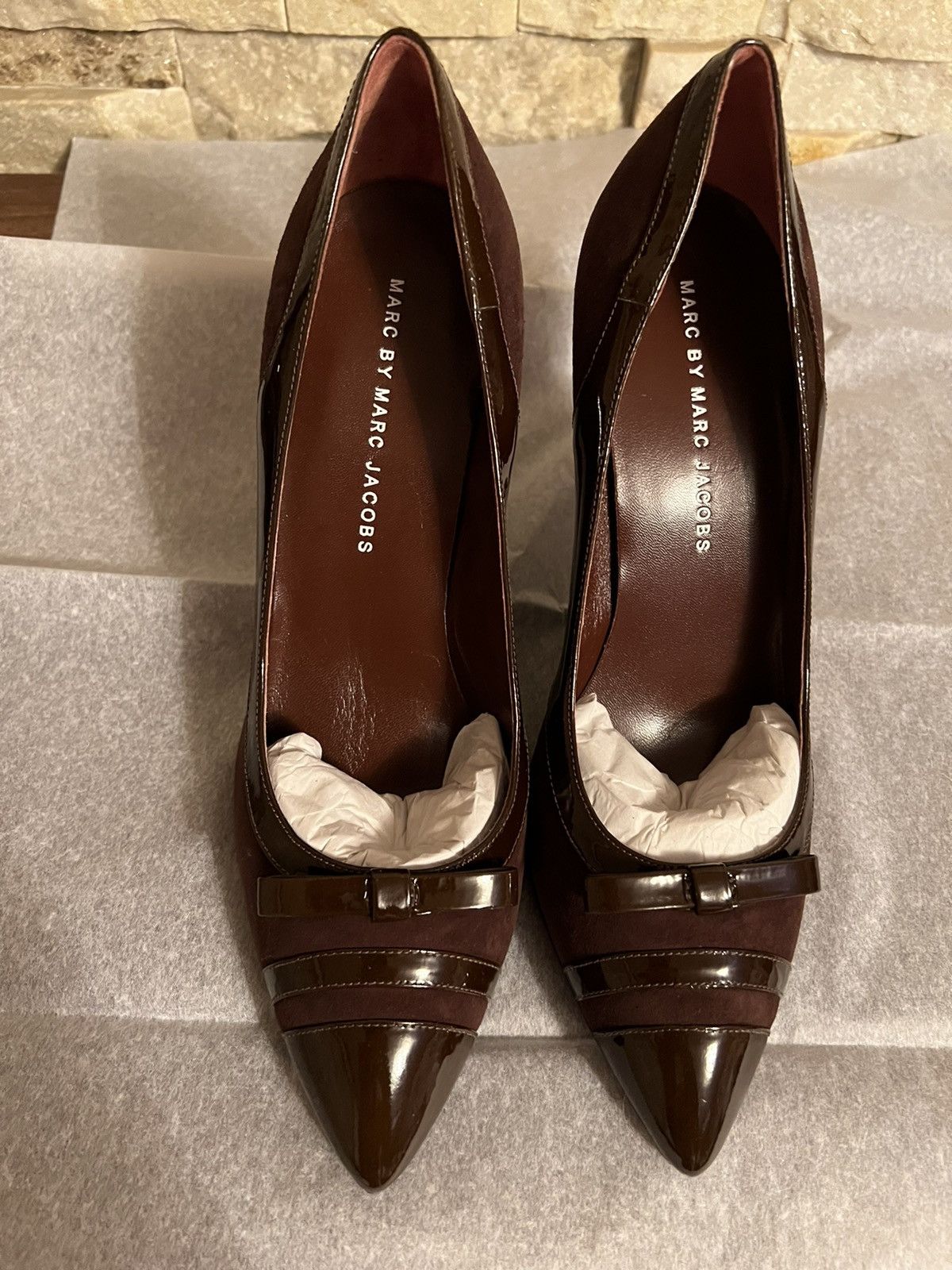 MARC BY MARC JACOCBS BROWN SUDE/PATENT LEATHER PUMPS US 10