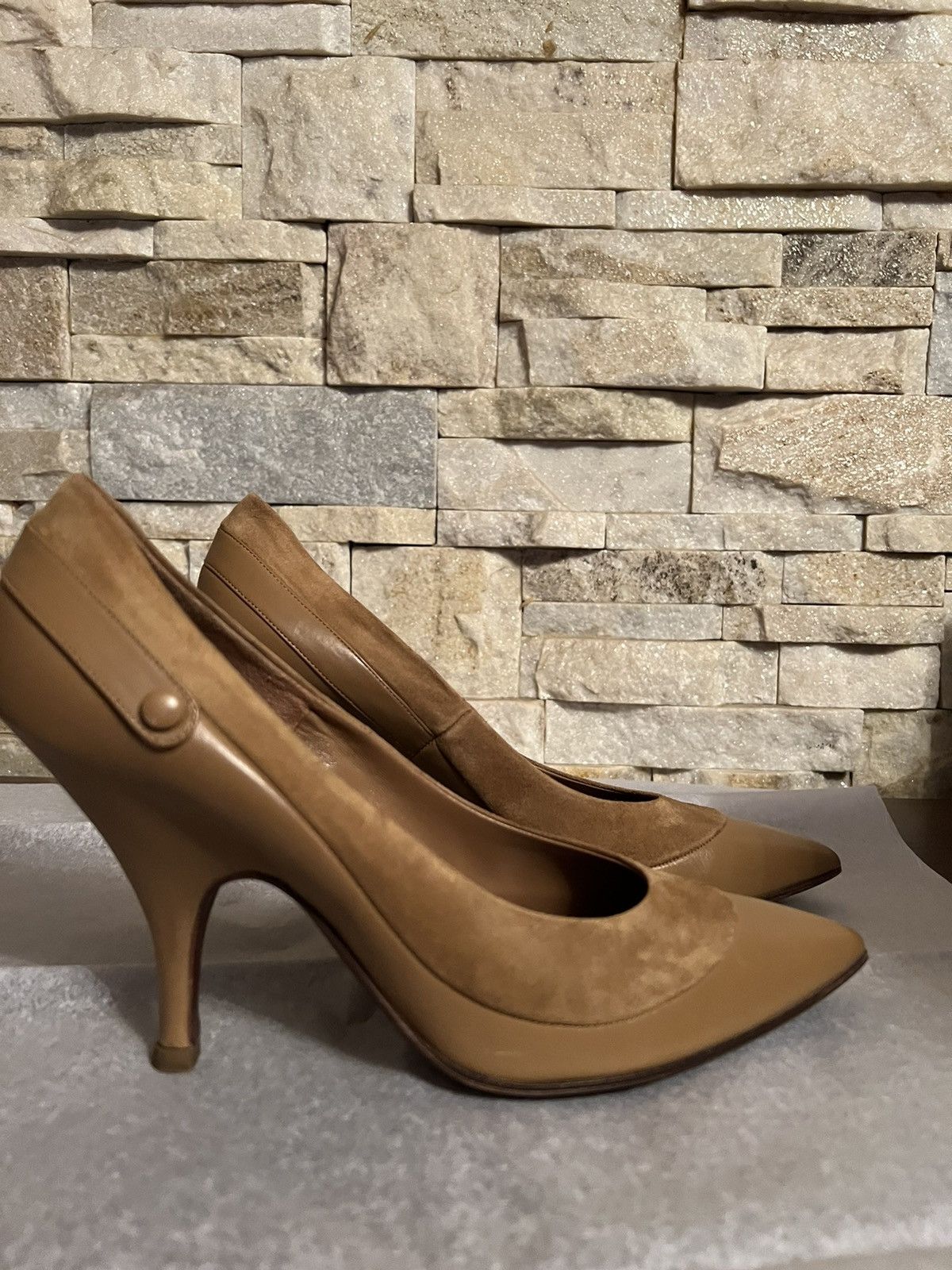 Bruno Magli Leather / Sude Pumps Italy Size 9,5 Shoes in Beige, Women's