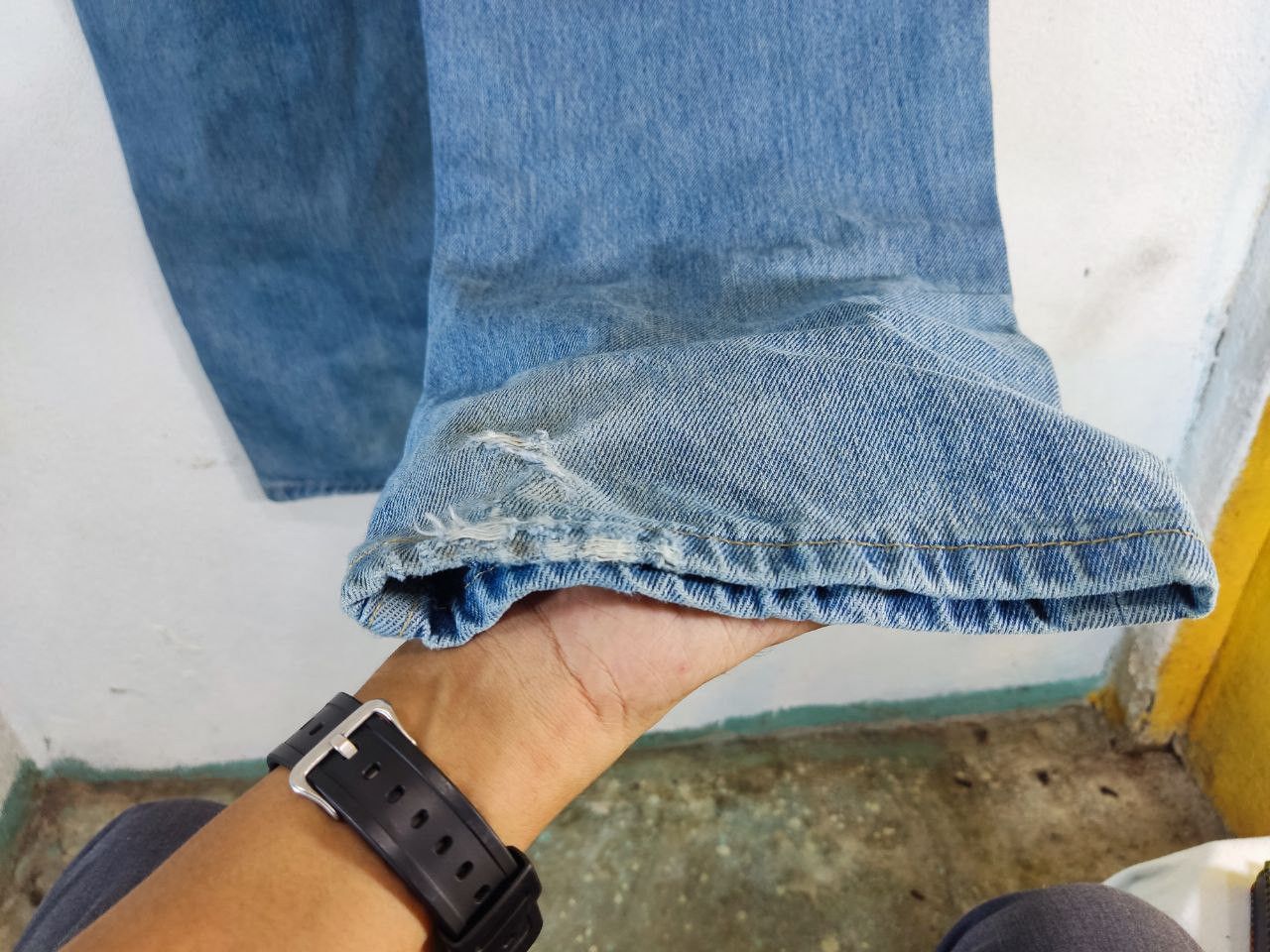 Levi's levis 550 relaxed fit light wash distressed denim Size US 39 - 13 Thumbnail
