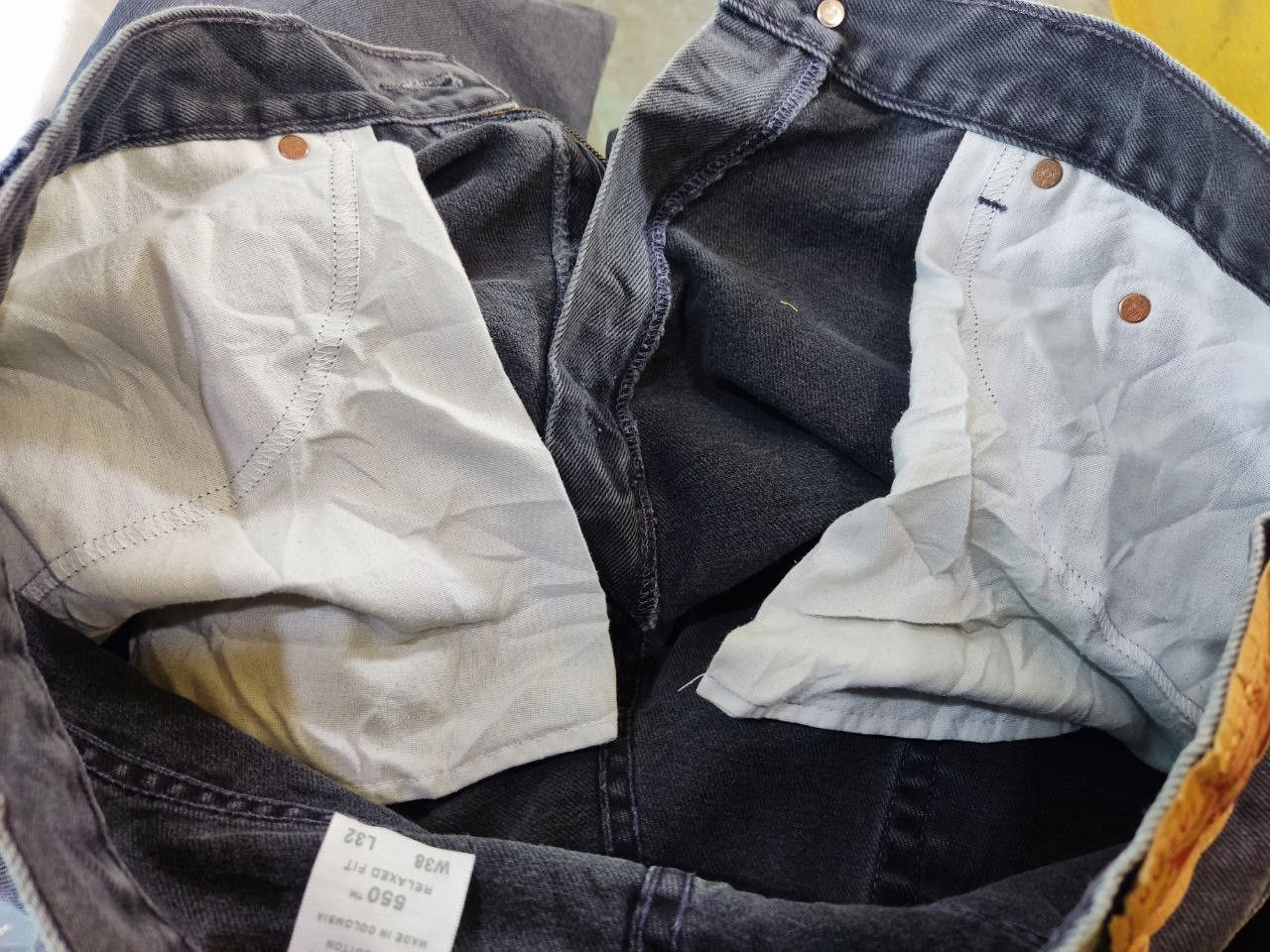 Levi's vintage levis 550 super black relaxed fit denim Size US 39 - 4 Thumbnail