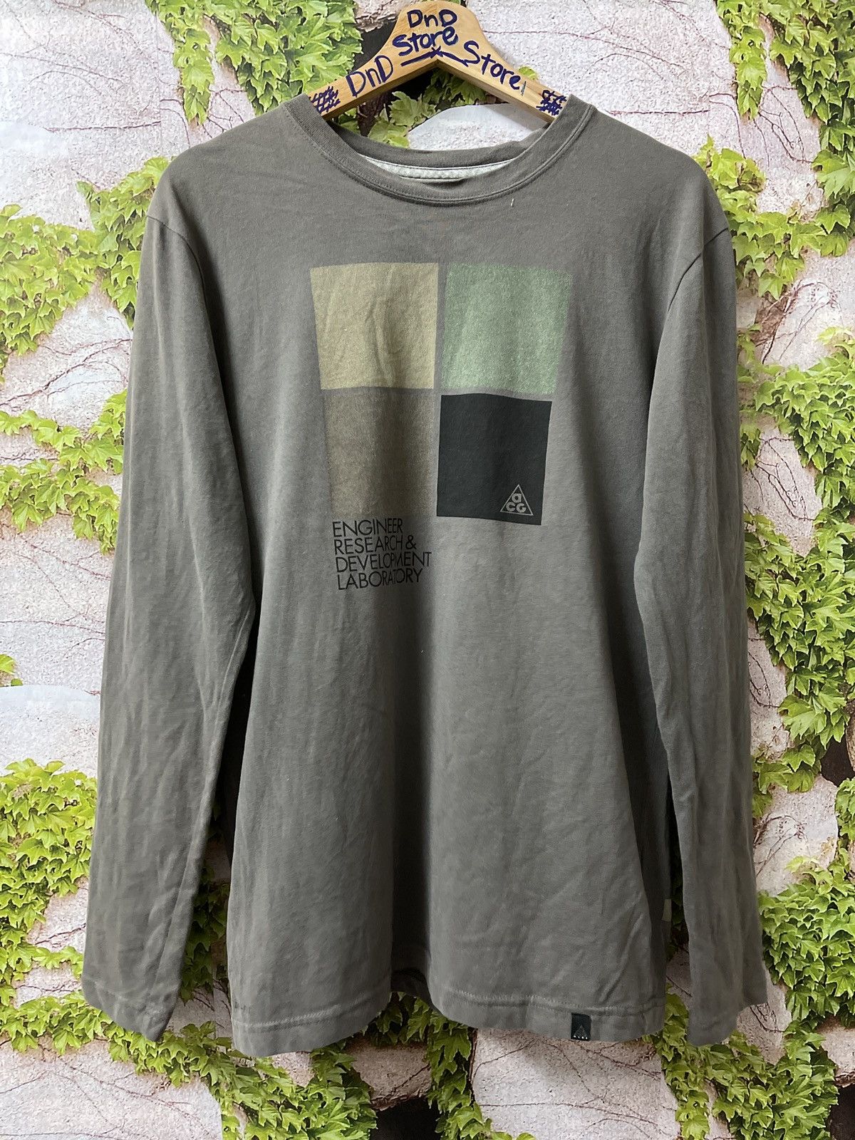image of Nike Acg Dri-Fit Tee Very in Grey, Men's (Size Medium)