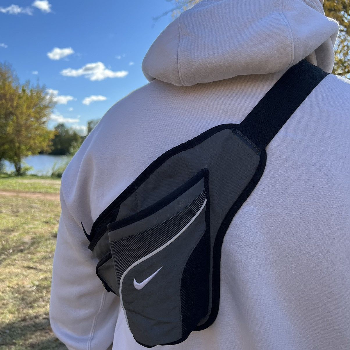 Nike •Free shipping• Nike sling bag/crossbody bag Size ONE SIZE - 6 Thumbnail