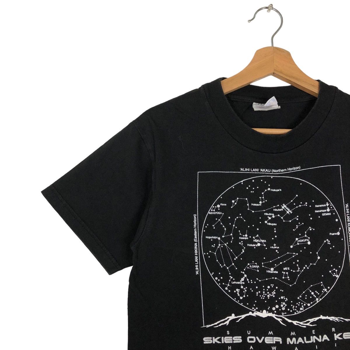 Band Tees VINTAGE 90’s SKIES OVER MAUNA KEA TEE BIG LOGO HANES Size US S / EU 44-46 / 1 - 6 Thumbnail