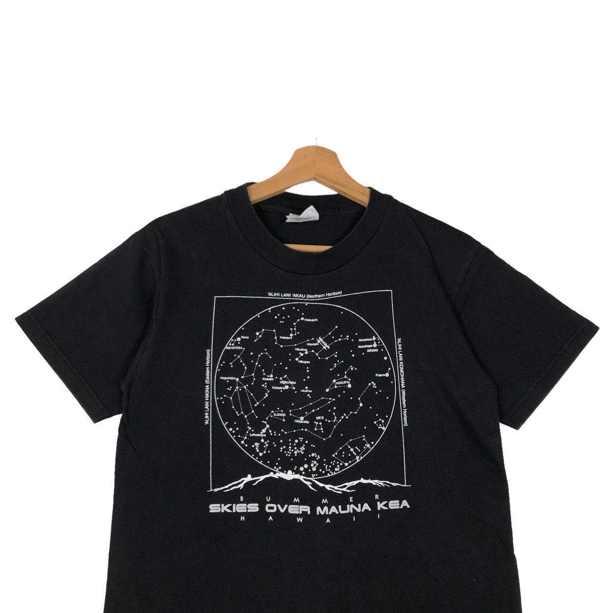 Band Tees VINTAGE 90’s SKIES OVER MAUNA KEA TEE BIG LOGO HANES Size US S / EU 44-46 / 1 - 2 Thumbnail