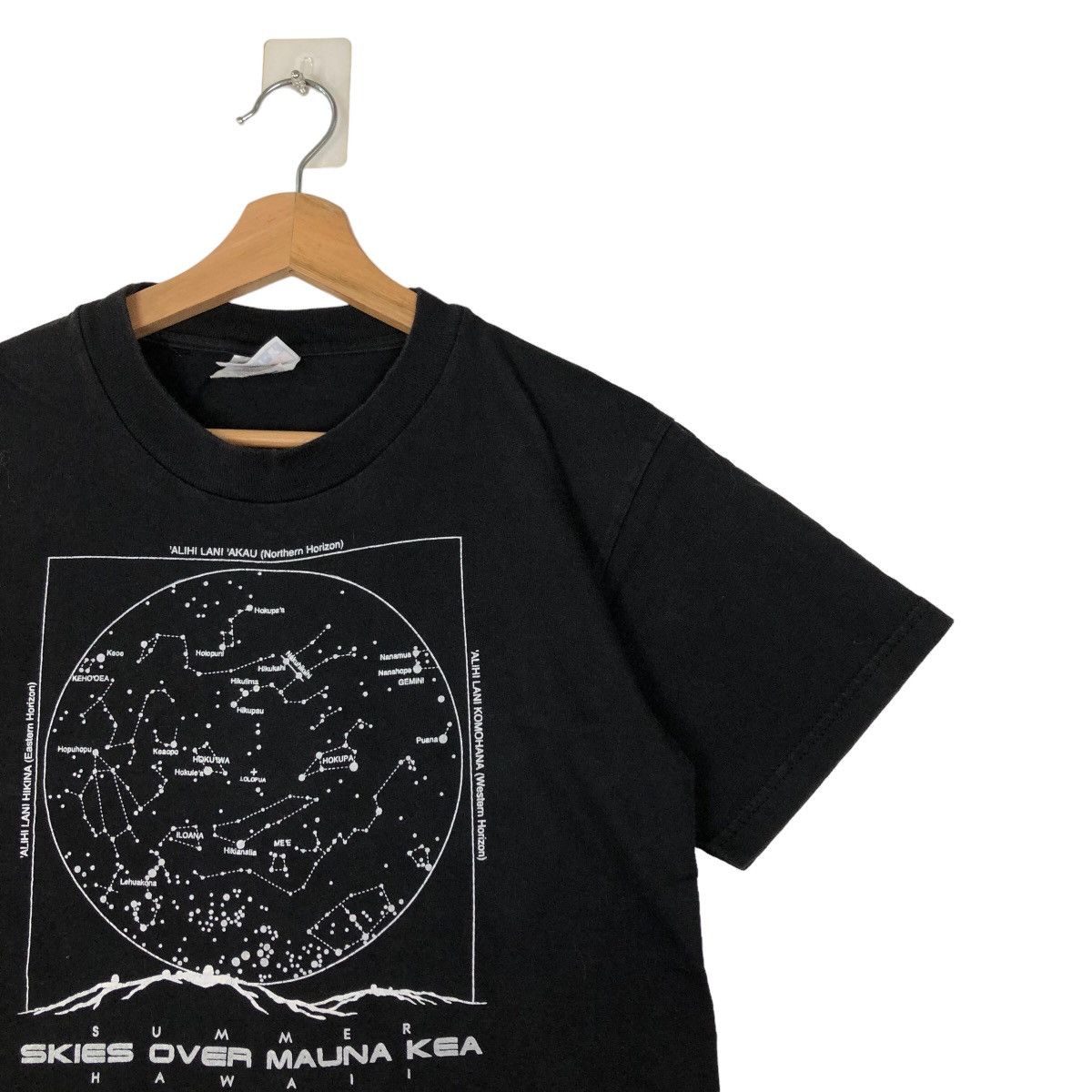 Band Tees VINTAGE 90’s SKIES OVER MAUNA KEA TEE BIG LOGO HANES Size US S / EU 44-46 / 1 - 5 Thumbnail