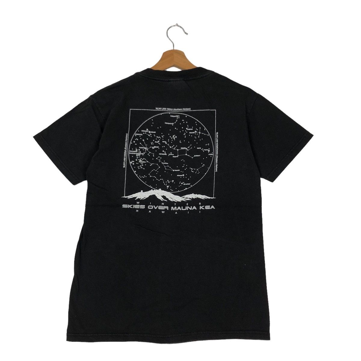 Band Tees VINTAGE 90’s SKIES OVER MAUNA KEA TEE BIG LOGO HANES Size US S / EU 44-46 / 1 - 7 Thumbnail