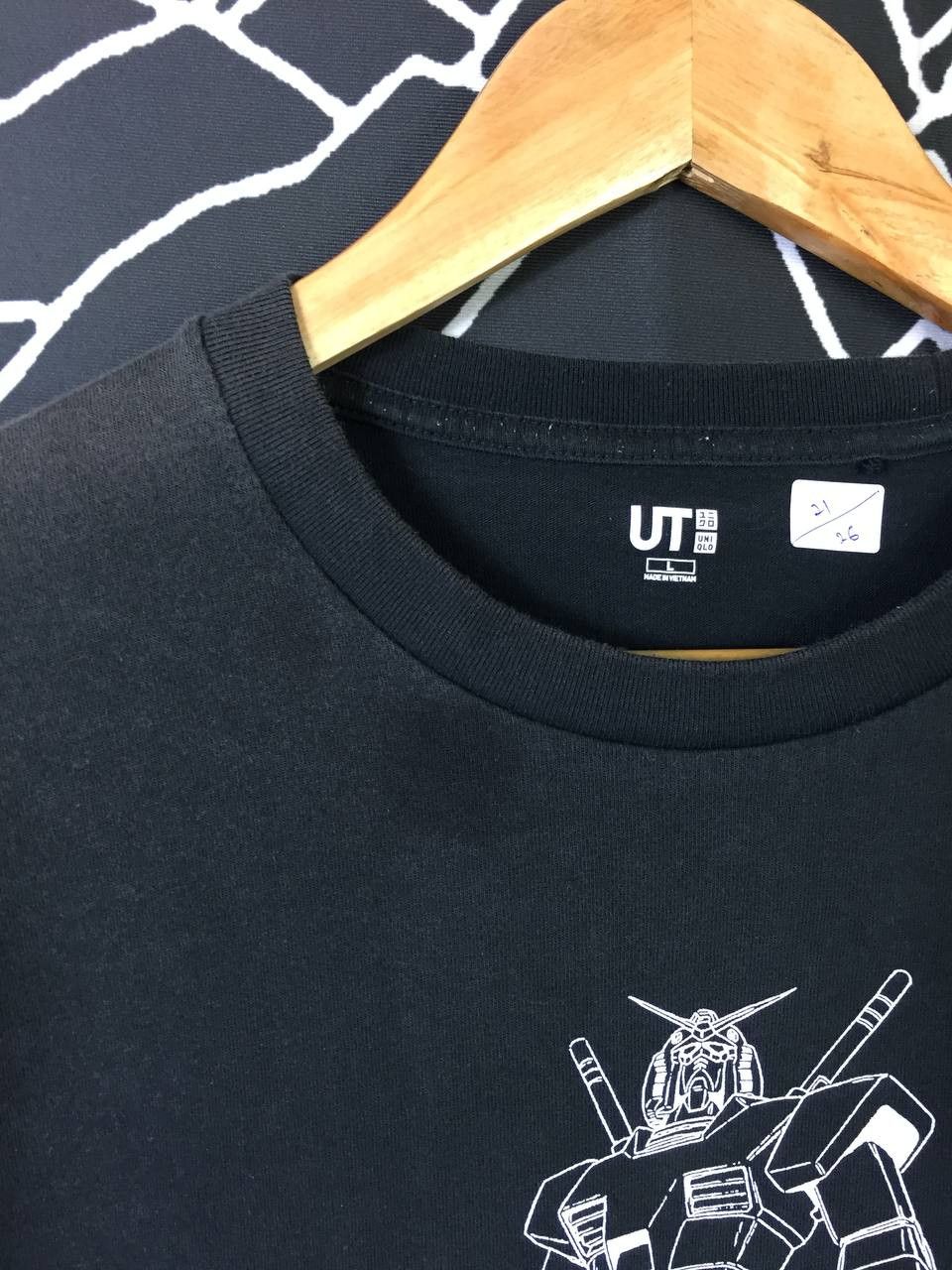 Anime Uniqlo UT Mobile Suit Gundam Graphic Tee Size US L / EU 52-54 / 3 - 4 Thumbnail