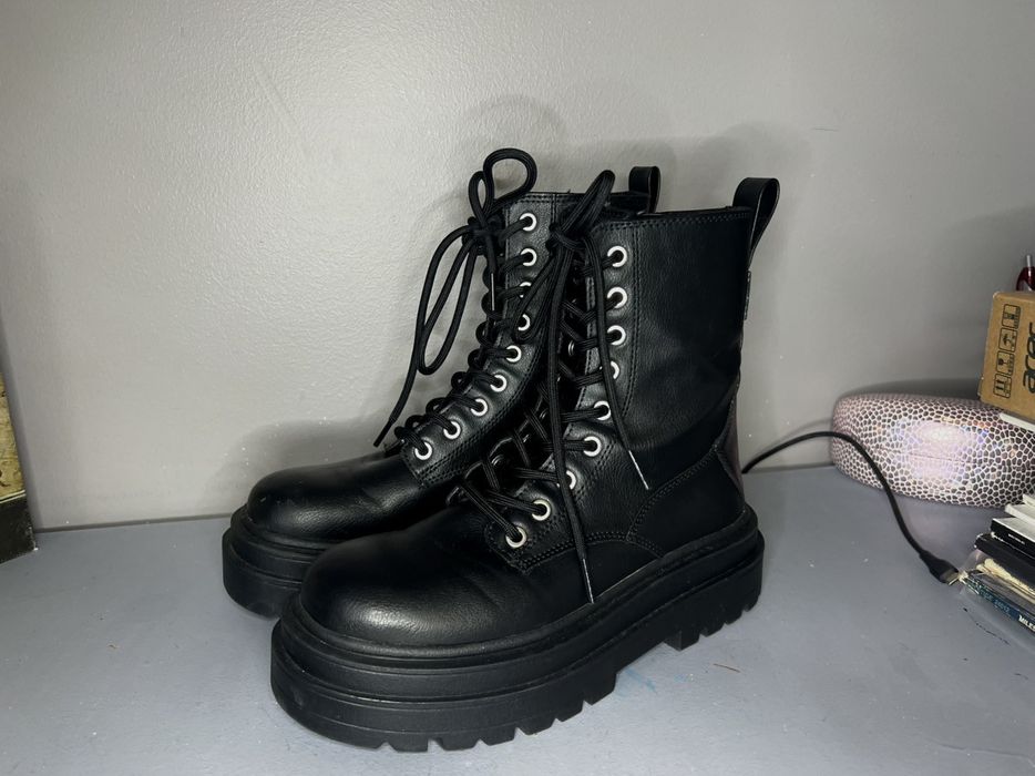 Pull and best sale bear platform boots