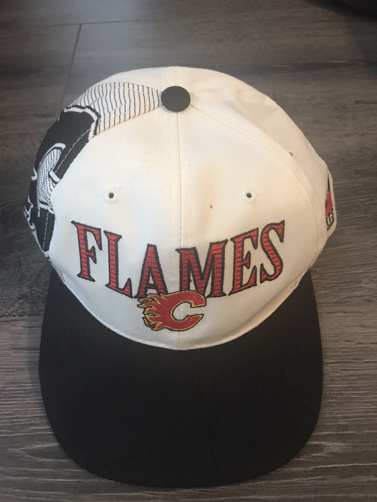 NHL × Sports Specialties × Vintage Vintage 90’s Sport Specialties NHL Calgary Flames Snapback Size ONE SIZE - 1 Thumbnail