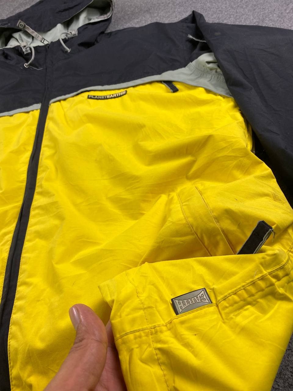 Japanese Brand planet earth waterproof ski jacket nice design Size US L / EU 52-54 / 3 - 11 Thumbnail