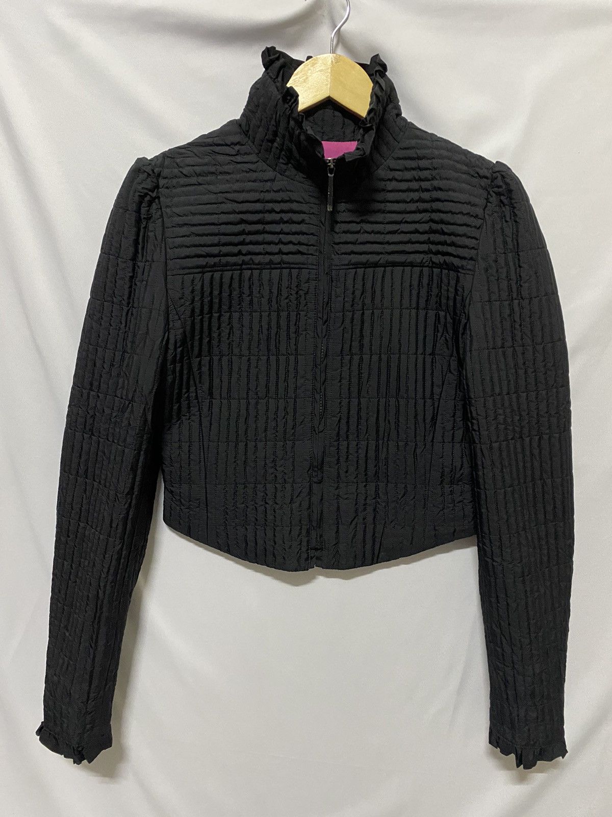 RETRO CROP PUFFER JACKET LADIES HYPEBEAST