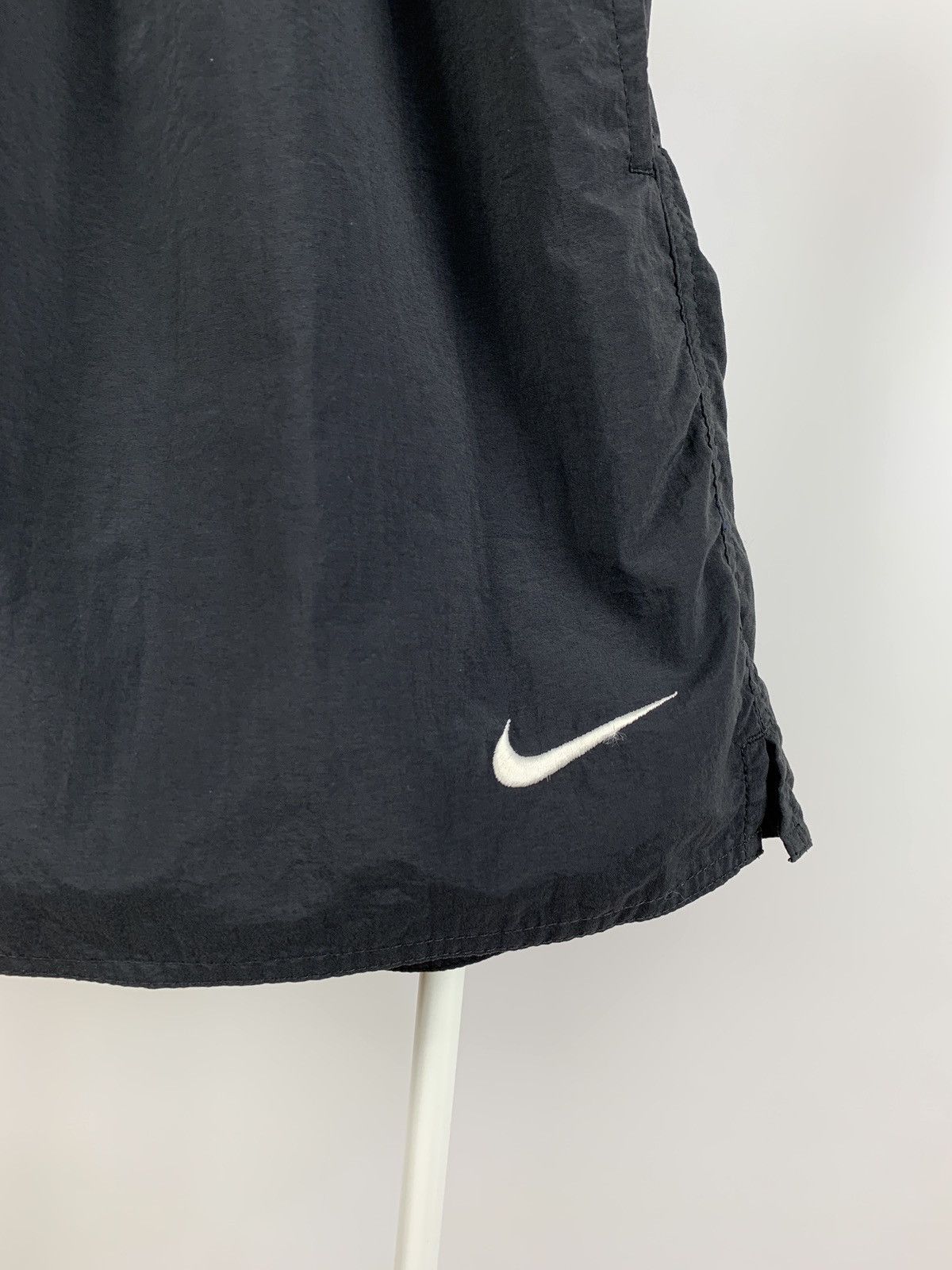 Nike 90s Vintage Nike Big Logo Swoosh Nylon Black Shorts Size US 36 / EU 52 - 6 Thumbnail