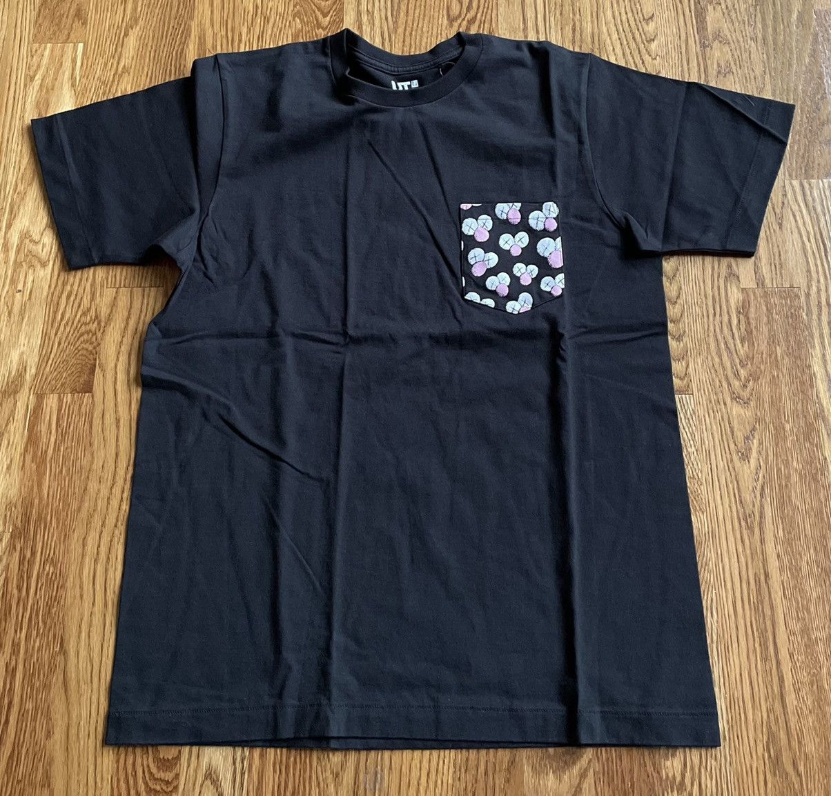 Kaws × Uniqlo Medium UT Black Pink BFF Pocket Kaws Tee Shirt Figure First Size US M / EU 48-50 / 2 - 1 Thumbnail