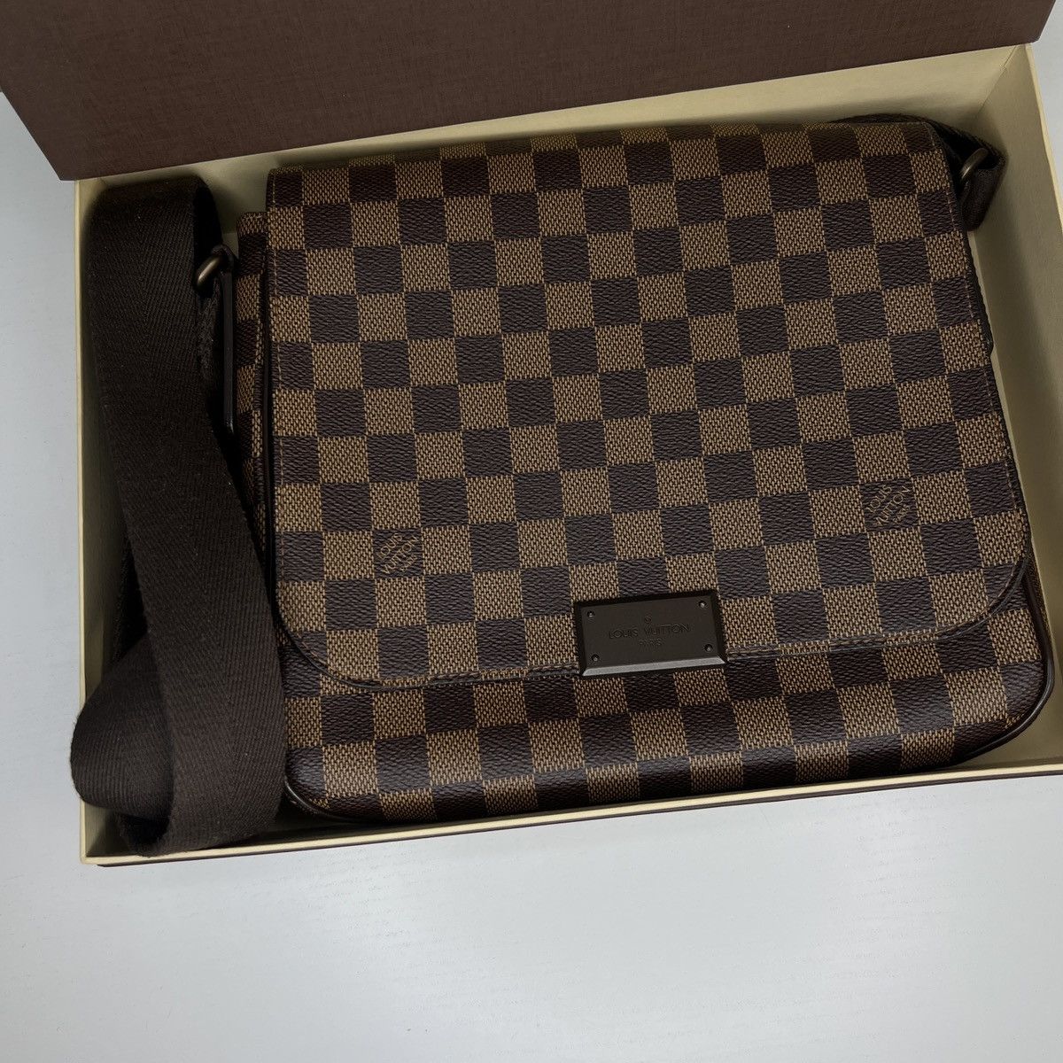 Louis Vuitton Louis Vuitton District PM Monogram Brown Messenger Bag Size ONE SIZE - 2 Thumbnail