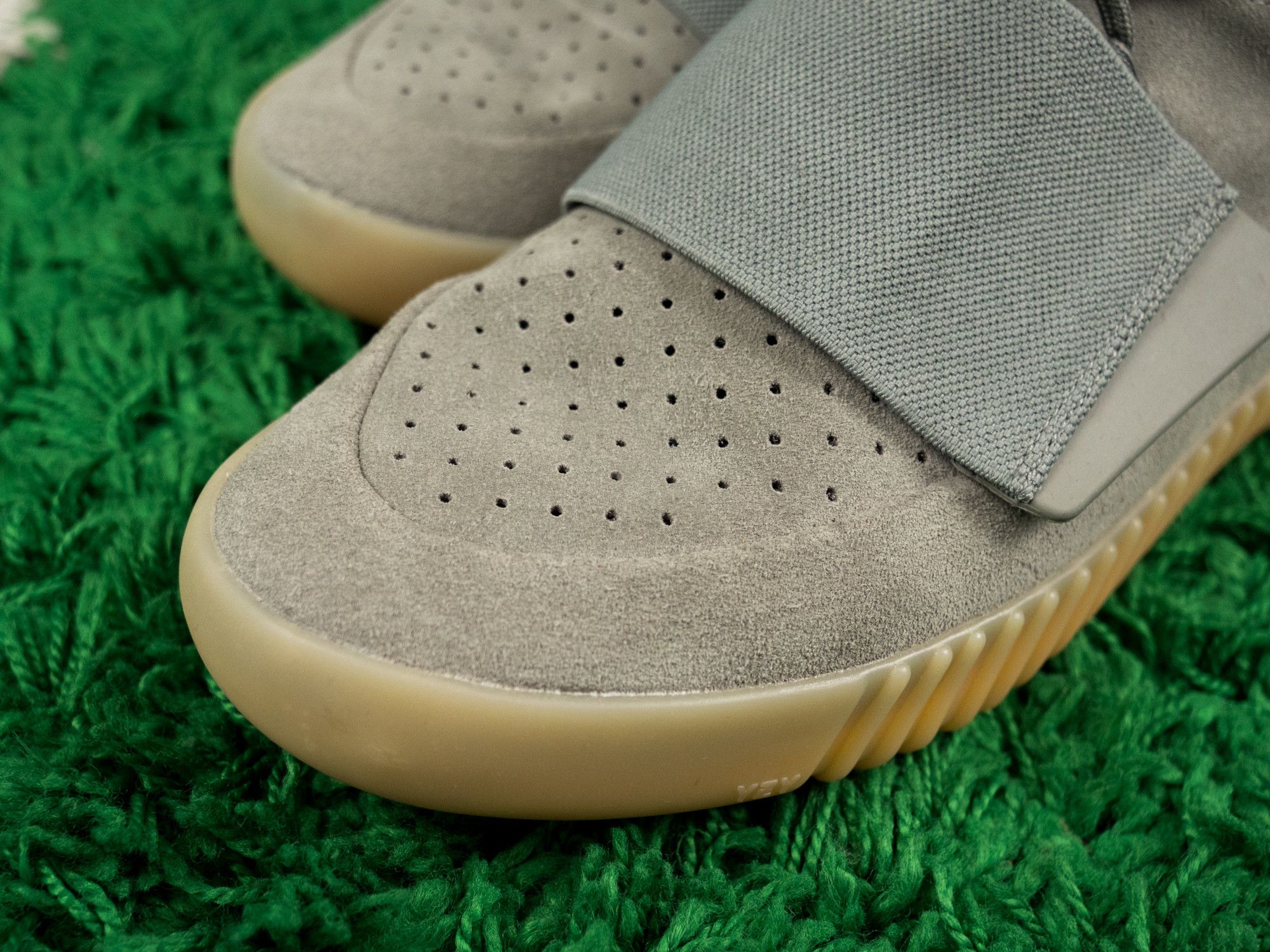 Adidas × Kanye West VNDS YEEZY 750 GREY GUM PERFECT CONTITION Size US 10 / EU 43 - 6 Thumbnail