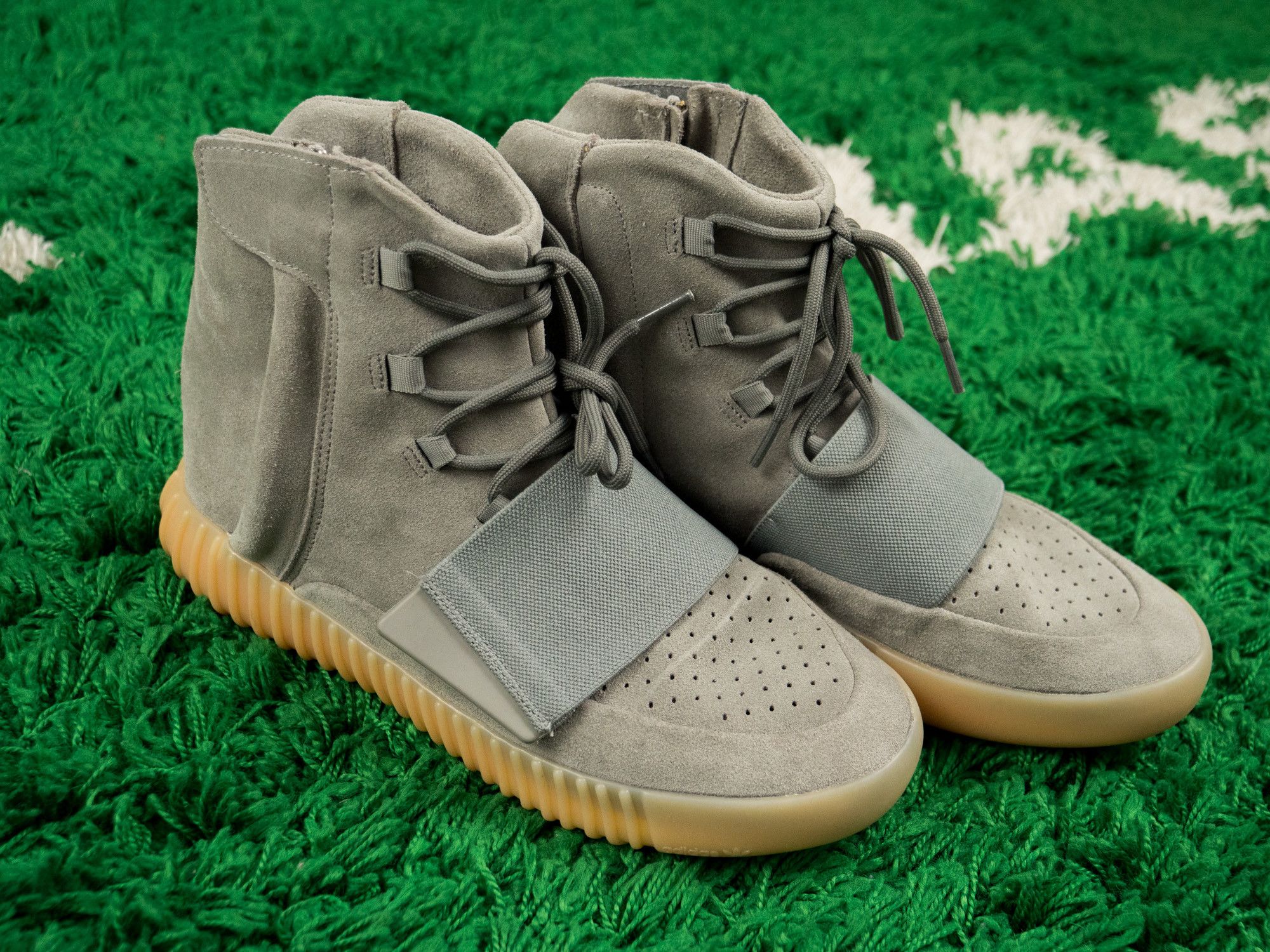Adidas × Kanye West VNDS YEEZY 750 GREY GUM PERFECT CONTITION Size US 10 / EU 43 - 3 Thumbnail