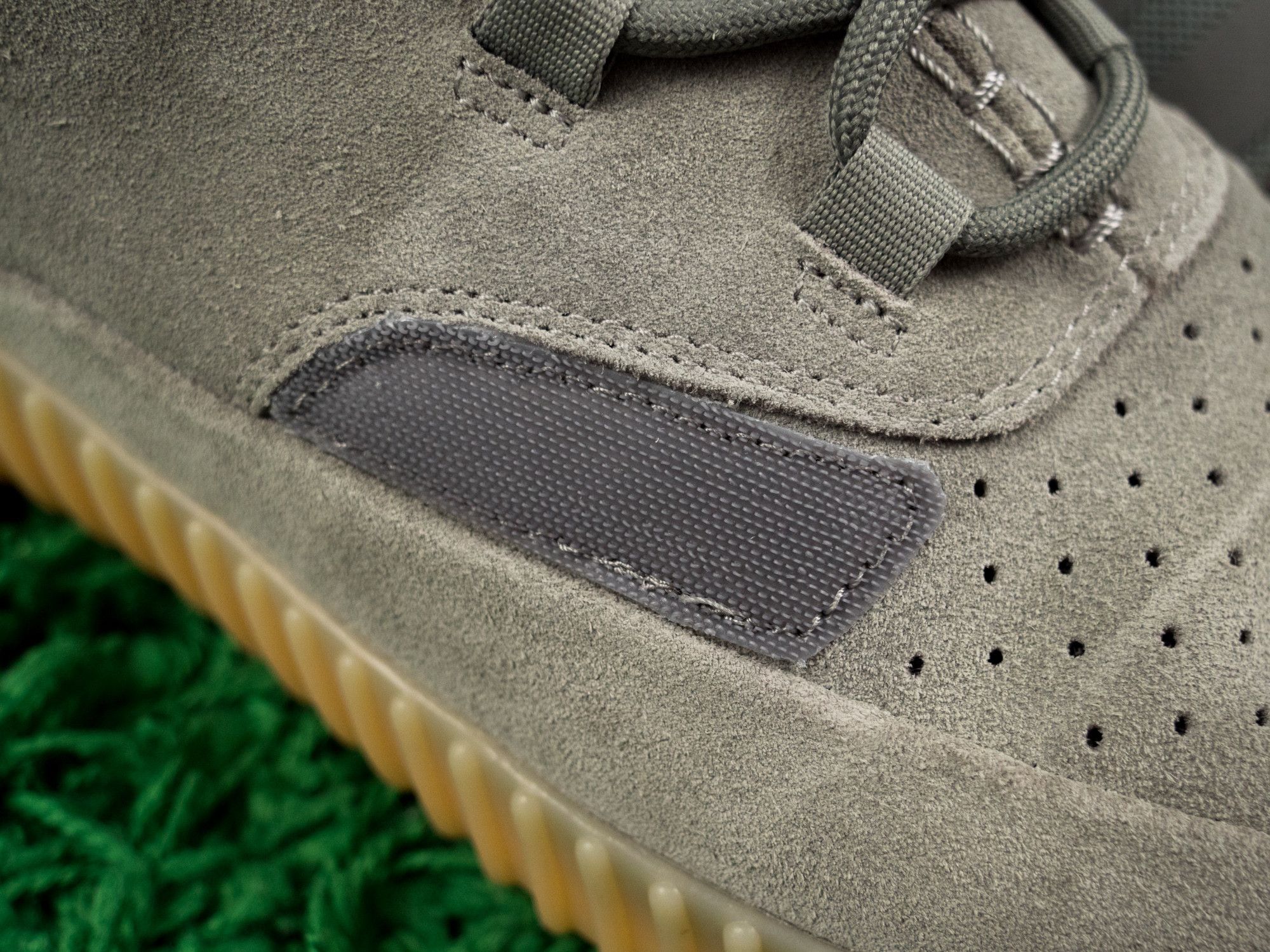 Adidas × Kanye West VNDS YEEZY 750 GREY GUM PERFECT CONTITION Size US 10 / EU 43 - 15 Thumbnail
