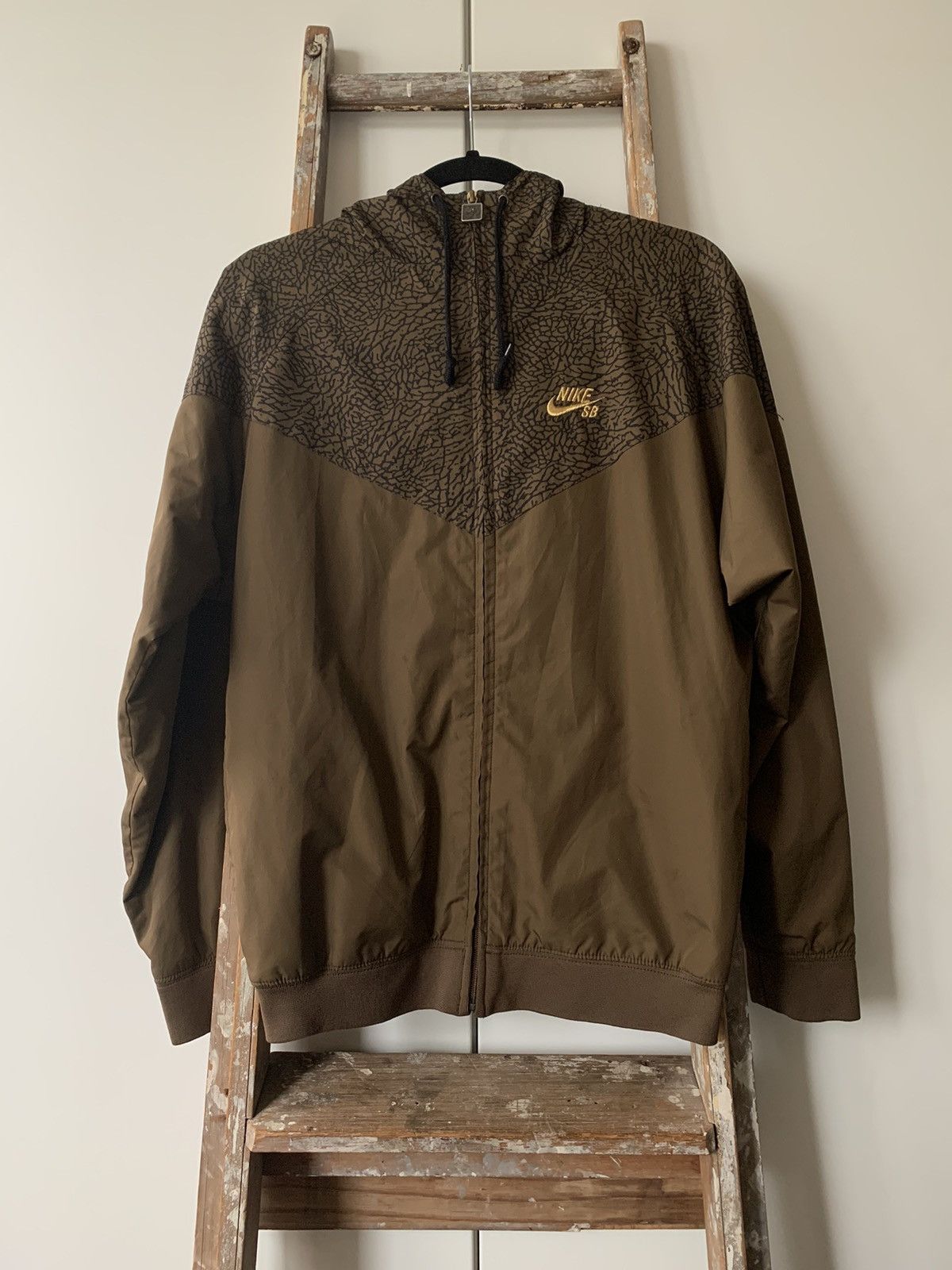 image of Nike Sb Elephant Print Spray Jacket in Chocolate Brown, Men's (Size Small)