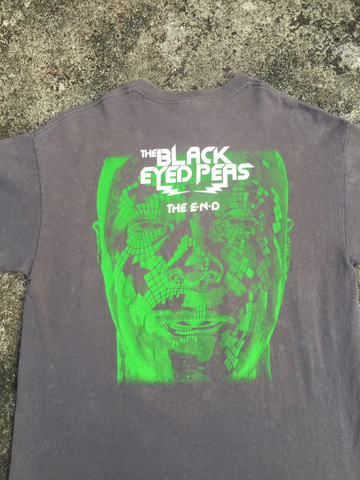 Band Tees × Rap Tees × Vintage Vintage Rap Tees Black Eyed Peas The End Album Promo Size US L / EU 52-54 / 3 - 6 Thumbnail