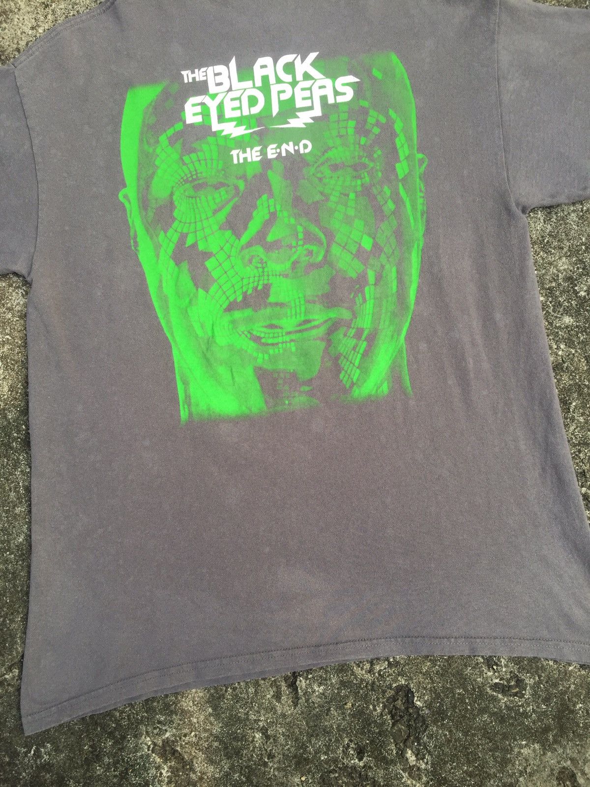 Band Tees × Rap Tees × Vintage Vintage Rap Tees Black Eyed Peas The End Album Promo Size US L / EU 52-54 / 3 - 4 Thumbnail
