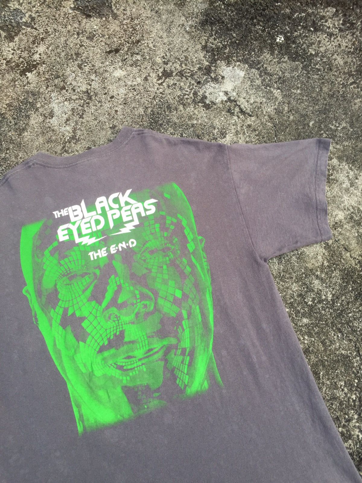 Band Tees × Rap Tees × Vintage Vintage Rap Tees Black Eyed Peas The End Album Promo Size US L / EU 52-54 / 3 - 3 Thumbnail