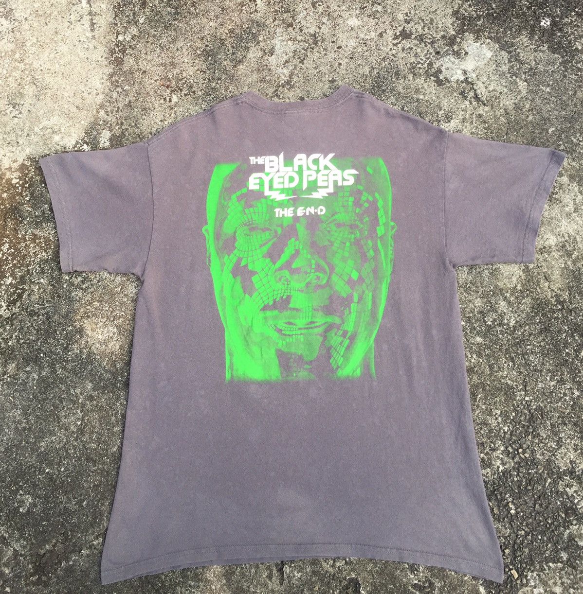 Band Tees × Rap Tees × Vintage Vintage Rap Tees Black Eyed Peas The End Album Promo Size US L / EU 52-54 / 3 - 1 Thumbnail