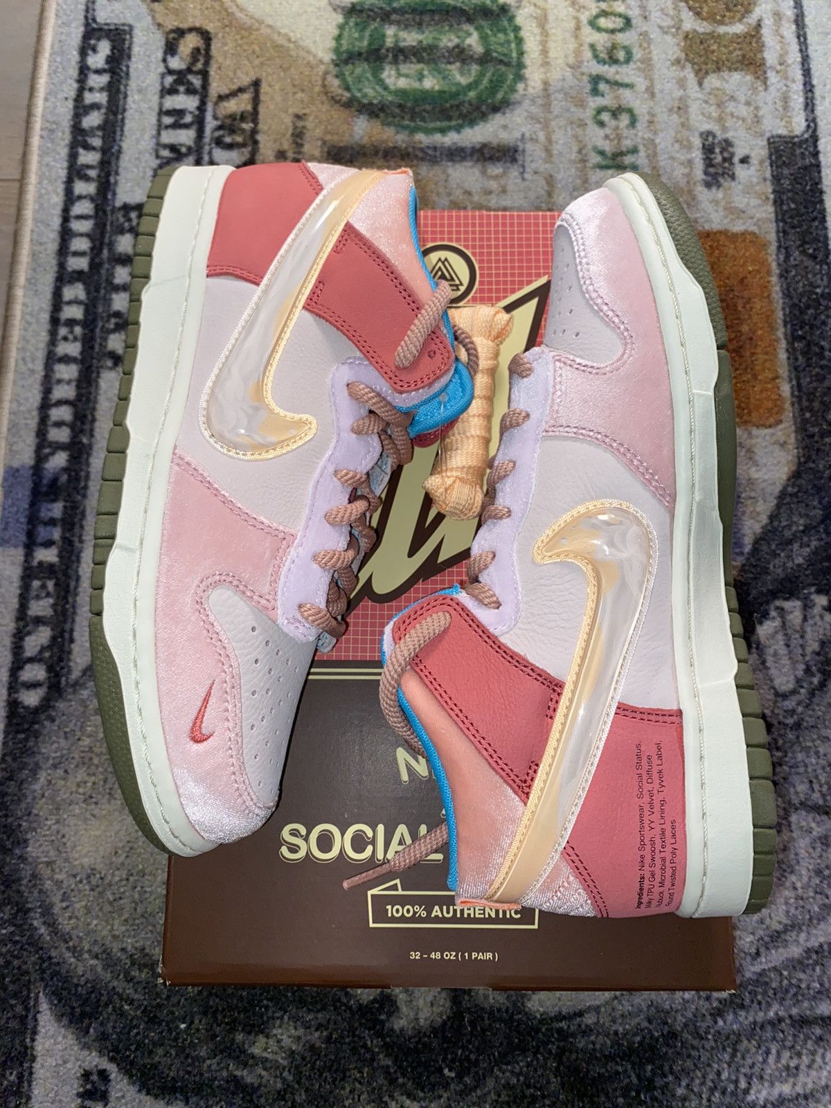 dunk mid social status strawberry