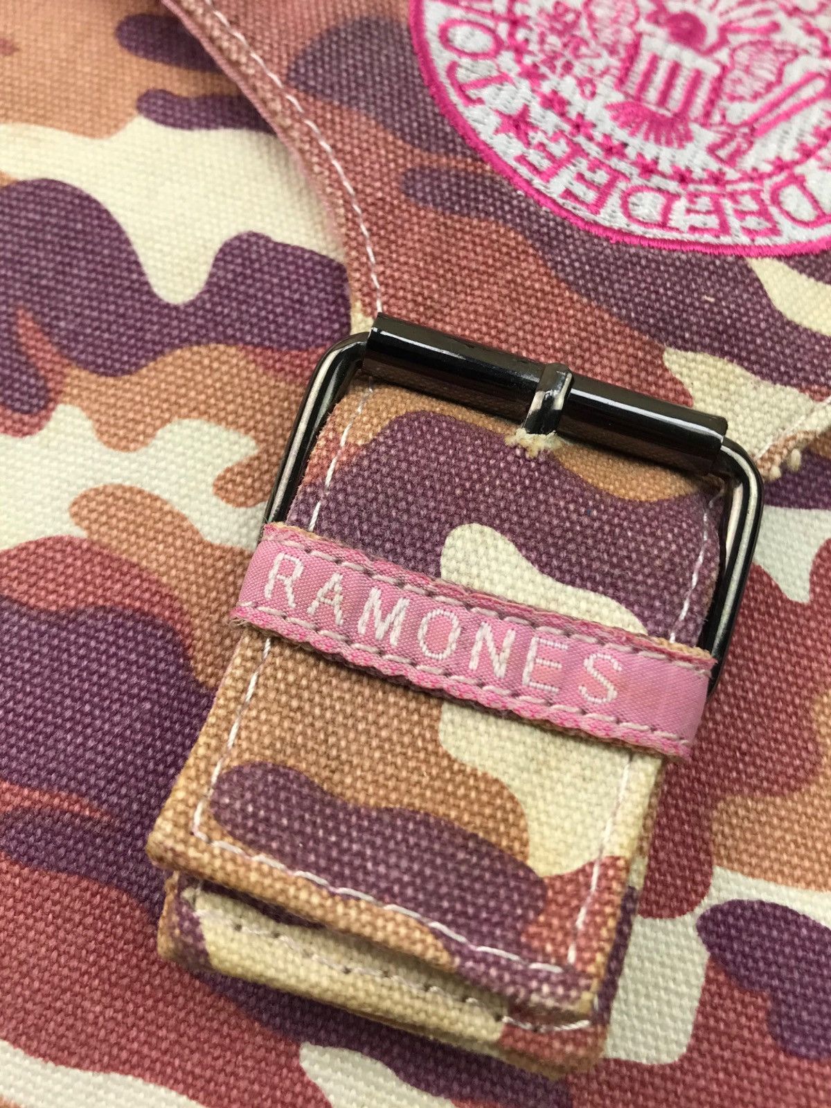 Vintage 🔥GRAILED BEST OFFER🔥RAMONES CROSSBODY SLINGBAG Size ONE SIZE - 4 Thumbnail