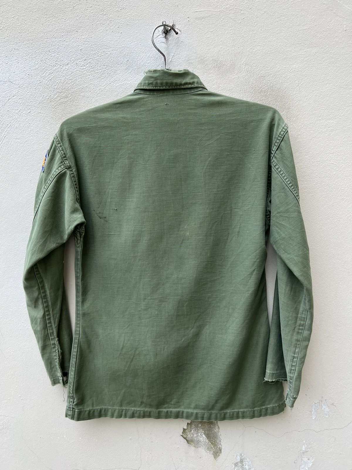 Vintage Vintage 70s US Military Fade Olive Green Rips Trashed Shirt Size US M / EU 48-50 / 2 - 16 Thumbnail