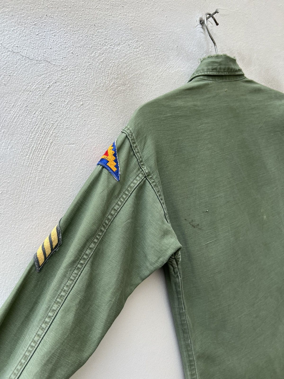 Vintage Vintage 70s US Military Fade Olive Green Rips Trashed Shirt Size US M / EU 48-50 / 2 - 21 Thumbnail