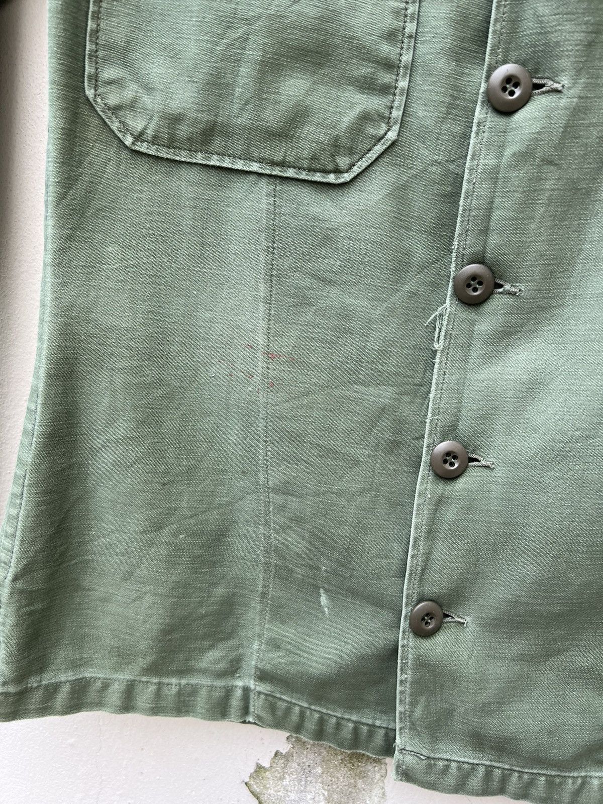 Vintage Vintage 70s US Military Fade Olive Green Rips Trashed Shirt Size US M / EU 48-50 / 2 - 14 Thumbnail