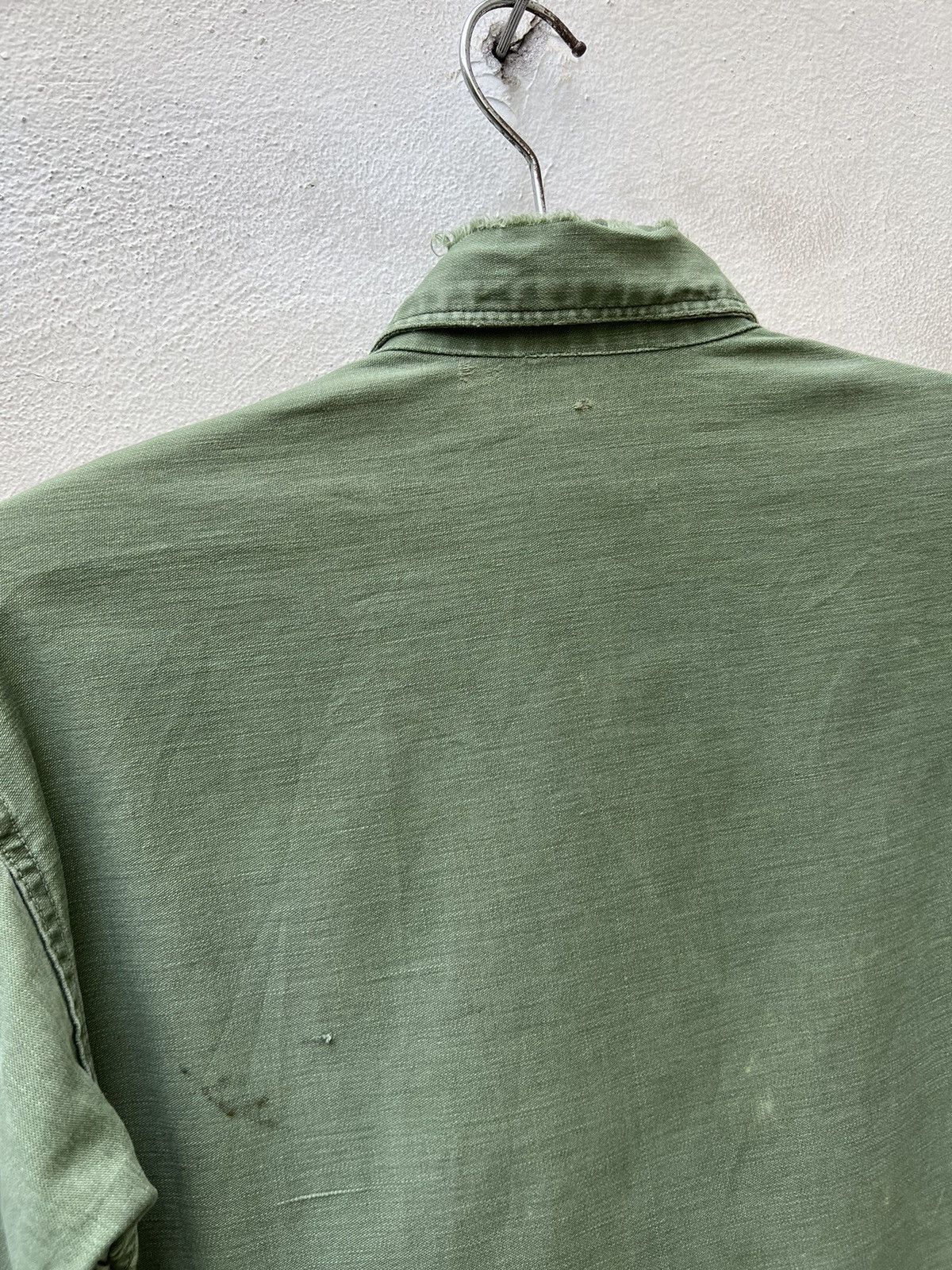 Vintage Vintage 70s US Military Fade Olive Green Rips Trashed Shirt Size US M / EU 48-50 / 2 - 17 Thumbnail