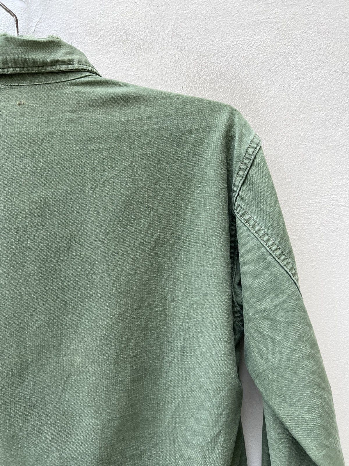 Vintage Vintage 70s US Military Fade Olive Green Rips Trashed Shirt Size US M / EU 48-50 / 2 - 18 Thumbnail