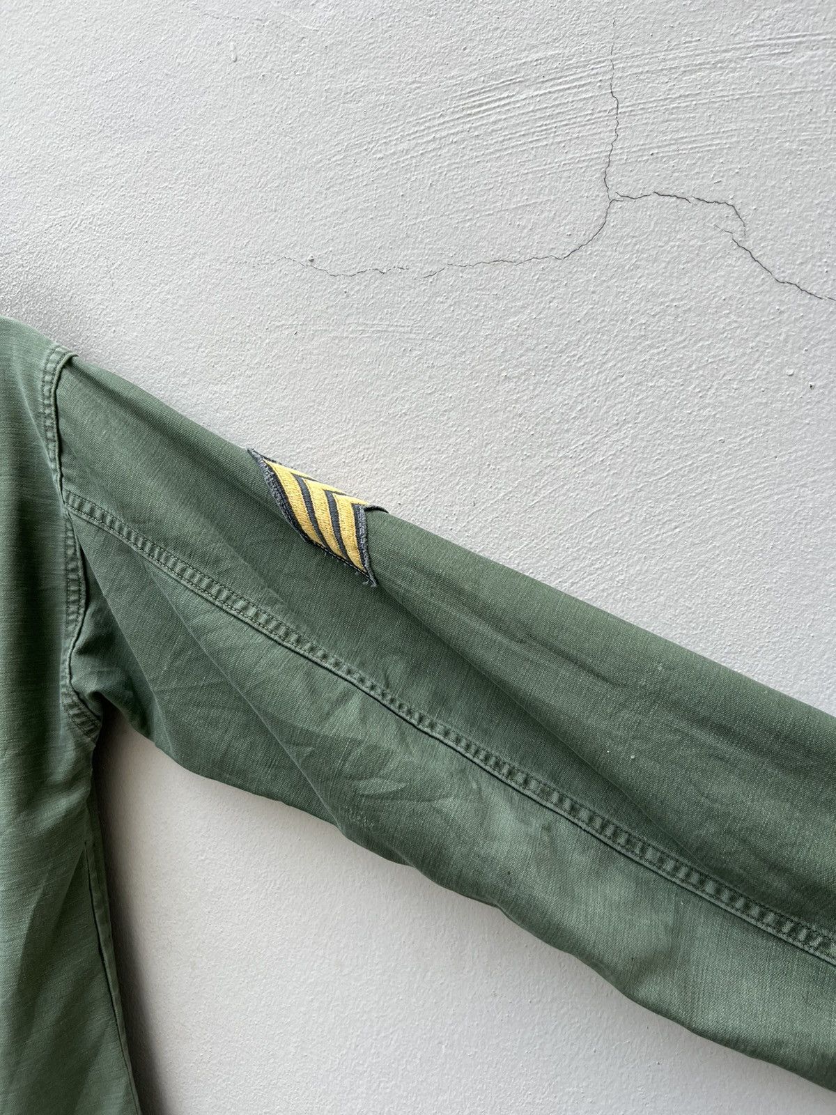 Vintage Vintage 70s US Military Fade Olive Green Rips Trashed Shirt Size US M / EU 48-50 / 2 - 19 Thumbnail