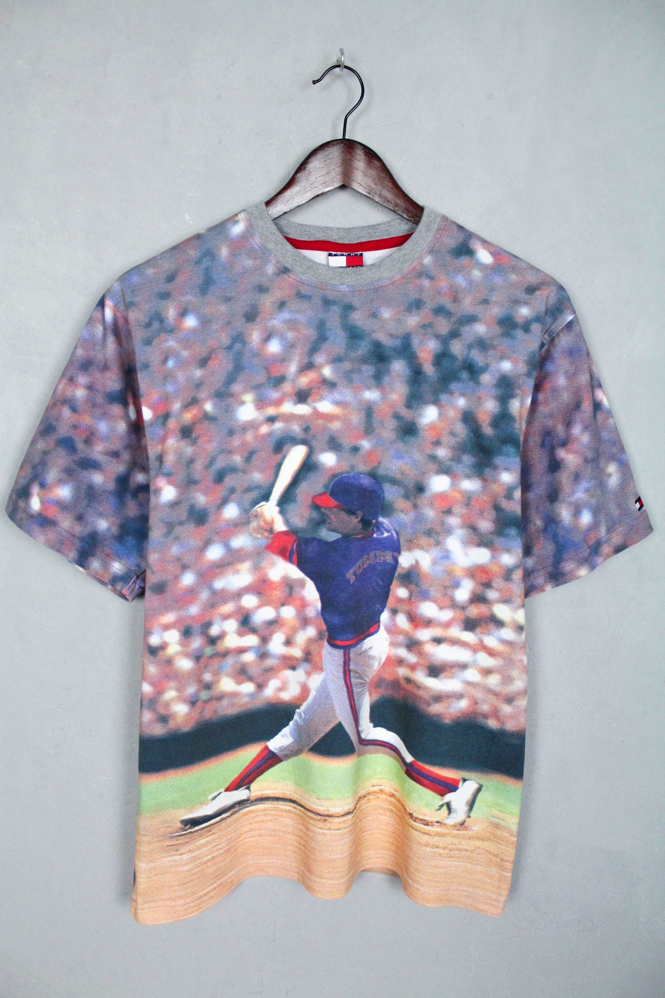 Tommy Hilfiger Tommy Hilfiger Vintage All Over Baseball Print Graphics Tee Size US S / EU 44-46 / 1 - 1 Thumbnail