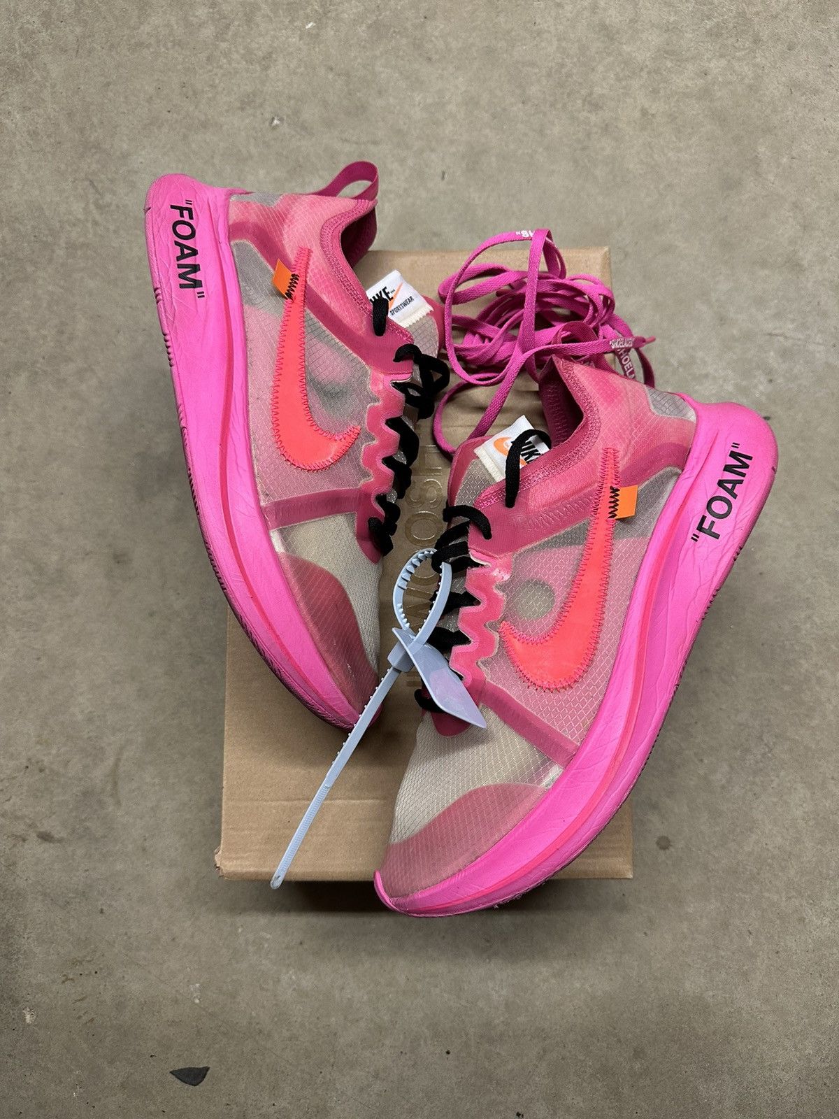 Zoom fly outlet pink on feet