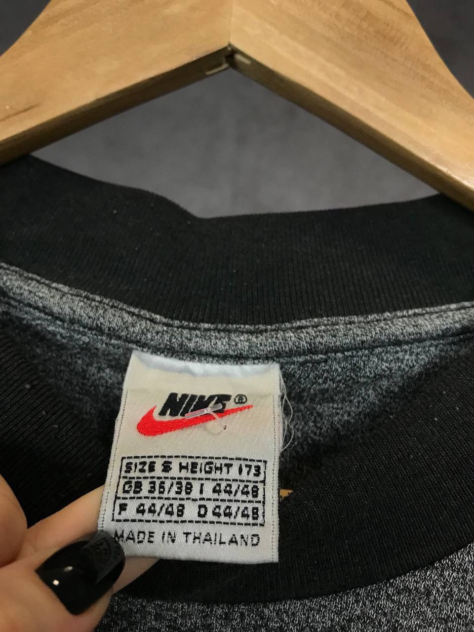 Vintage Nike swoosh streetwear vintage center logo tee Size US S / EU 44-46 / 1 - 3 Thumbnail