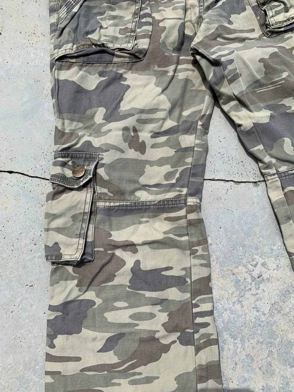 Japanese Brand One Room Low Waist Cargo Pants Flare Camo Trouser Vintage Size US 30 / EU 46 - 8 Thumbnail