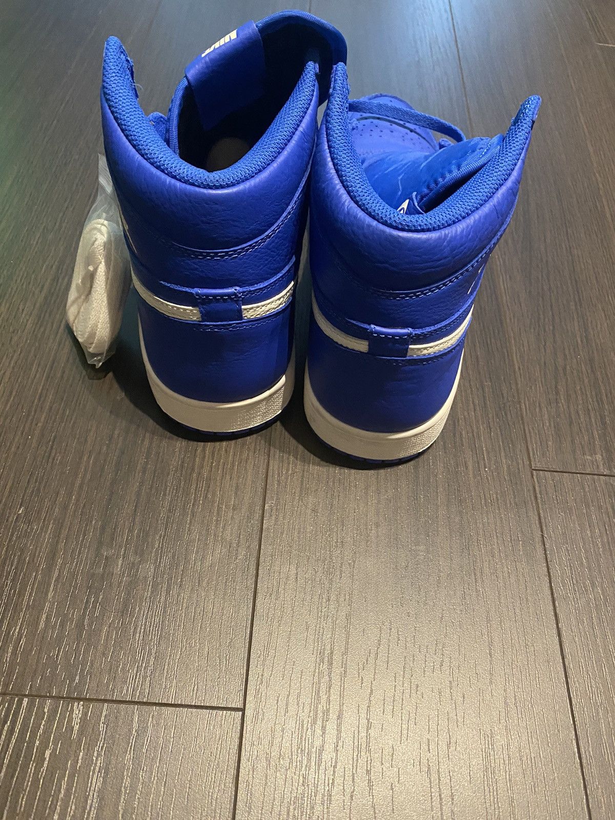 Jordan Brand Air Jordan 1 Retro High OG Hyper Royal 2018 Size US 10 / EU 43 - 4 Thumbnail