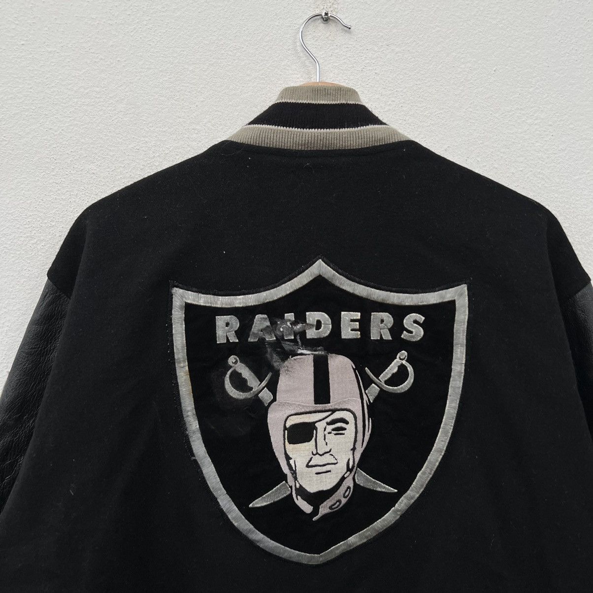 Leather VINTAGE VARSITY JACKET LEATHER HANDLING RAIDERS BIG LOGO Size US M / EU 48-50 / 2 - 10 Thumbnail
