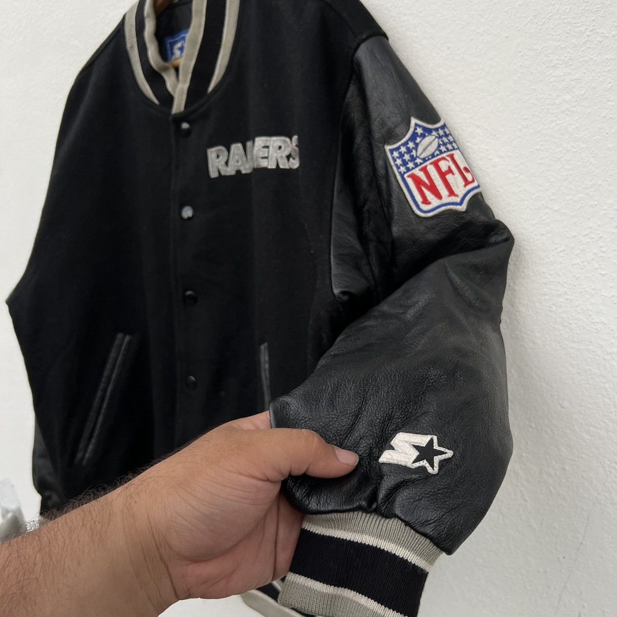 Leather VINTAGE VARSITY JACKET LEATHER HANDLING RAIDERS BIG LOGO Size US M / EU 48-50 / 2 - 7 Thumbnail