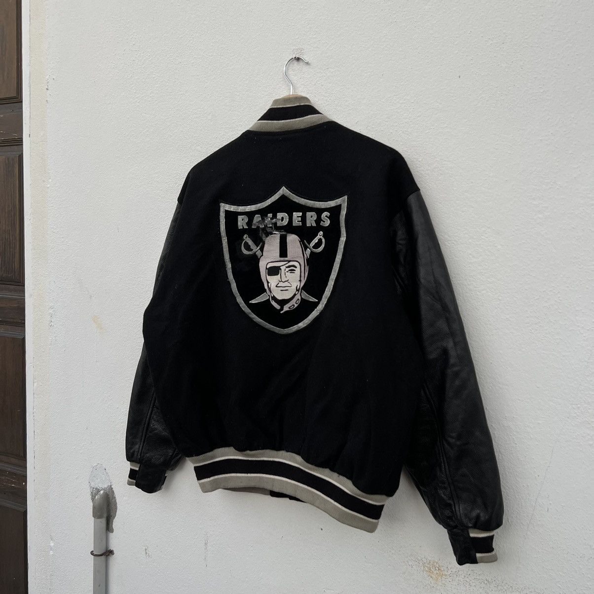 Leather VINTAGE VARSITY JACKET LEATHER HANDLING RAIDERS BIG LOGO Size US M / EU 48-50 / 2 - 9 Thumbnail