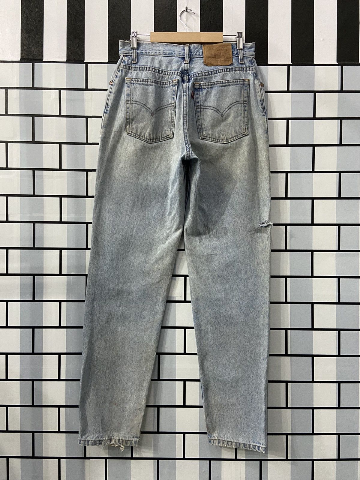Levi's × Vintage Vintage Levi’s 550 Light Wash Relaxed Fit Tapered Leg Size US 30 / EU 46 - 2 Thumbnail